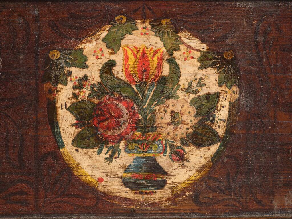 Coffre de mariage centro-européen en pin polychrome aux cartouches floraux – Tyrol, vers 1890