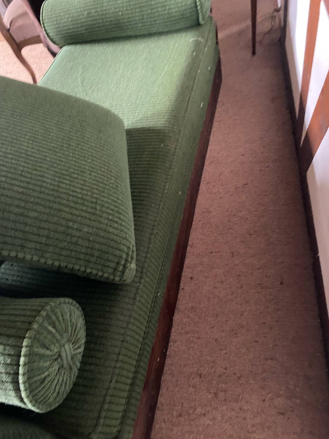 Resting bed in mahogany with epic green velvet fabric from the 19th century.