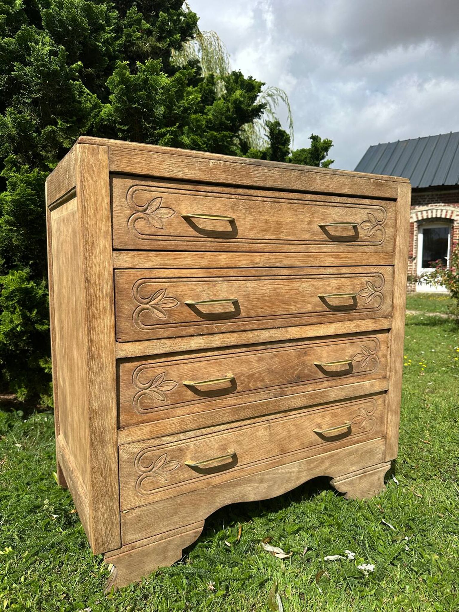 Commode vintage en bois massif sculpté – 4 tiroirs