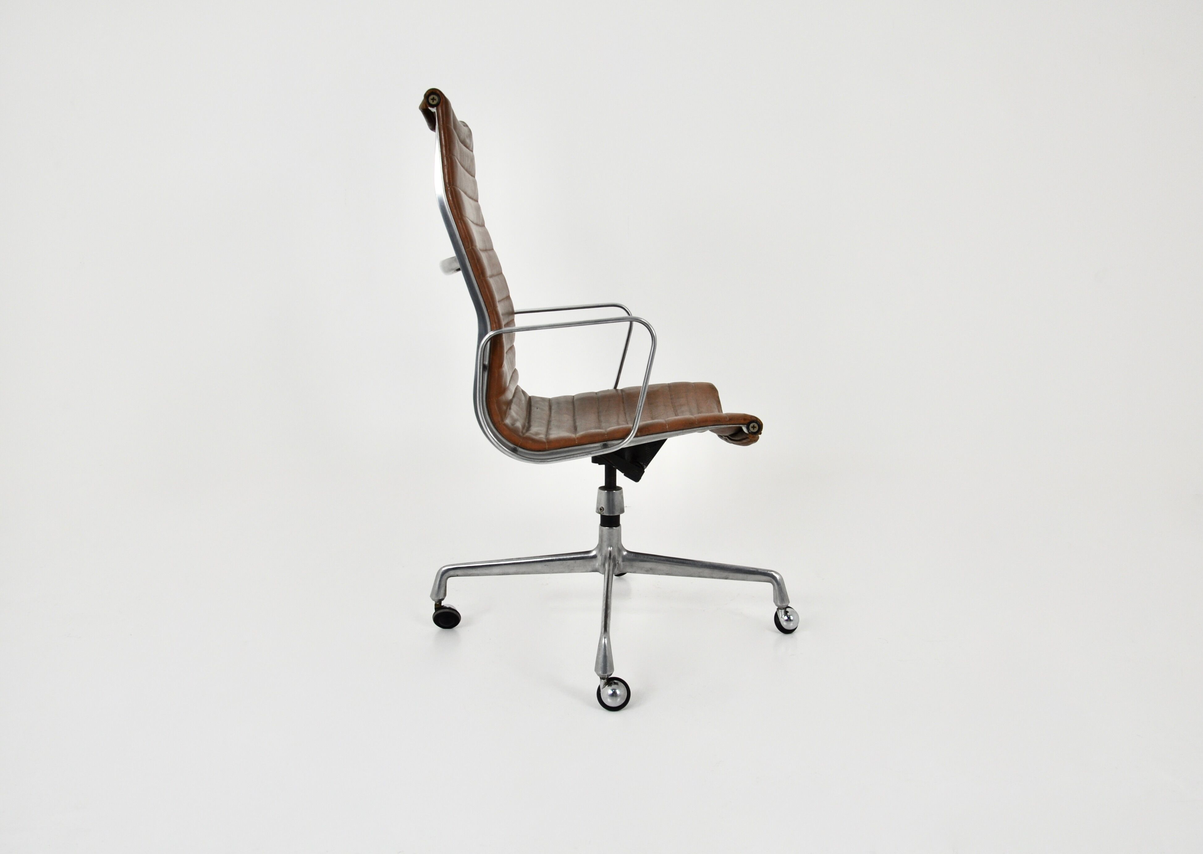 Office chair by Charles & Ray Eames for Herman Miller 1970S