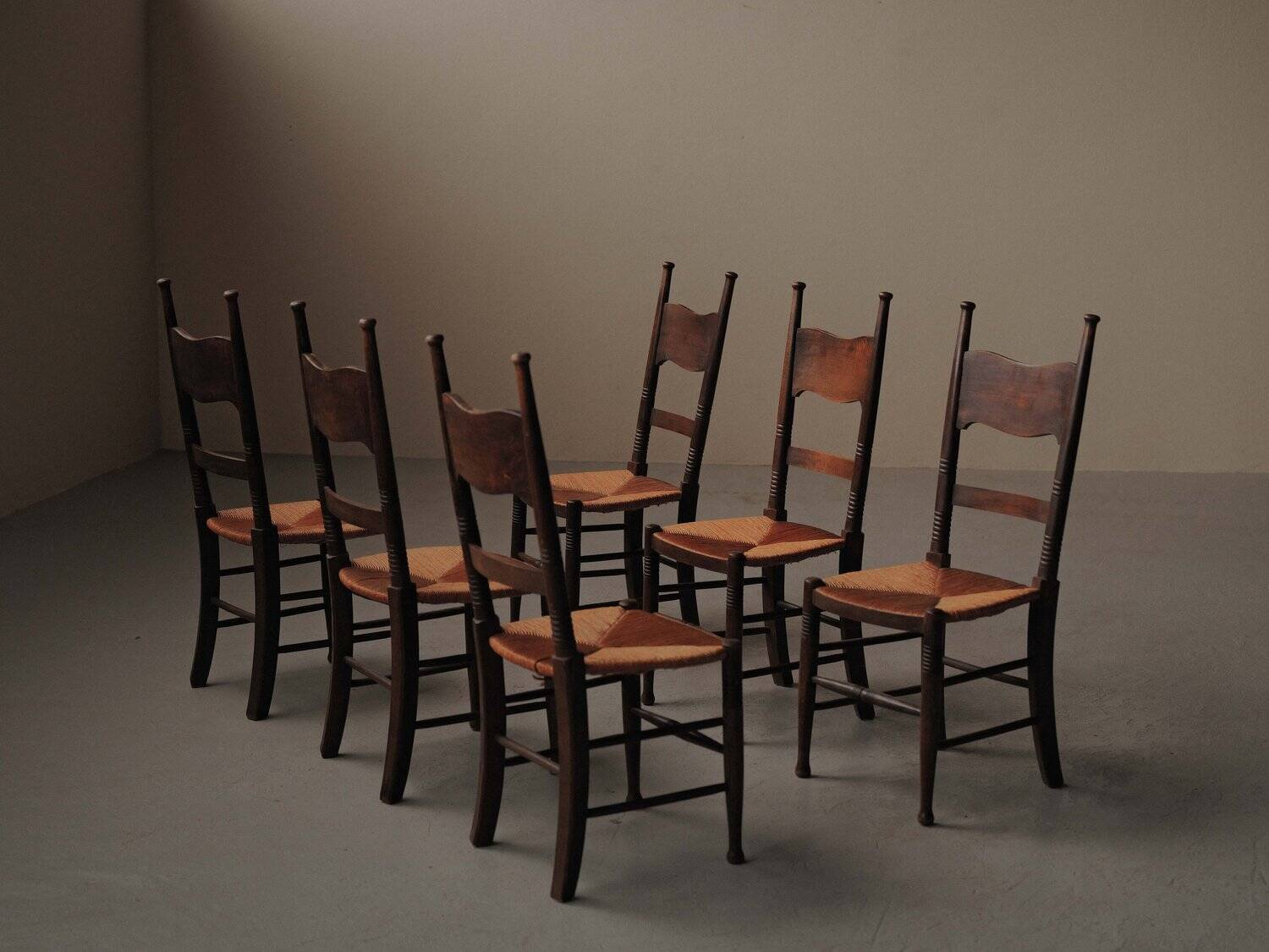 Set of 6 Arts & Crafts chairs, solid wood and straw, circa 1900.