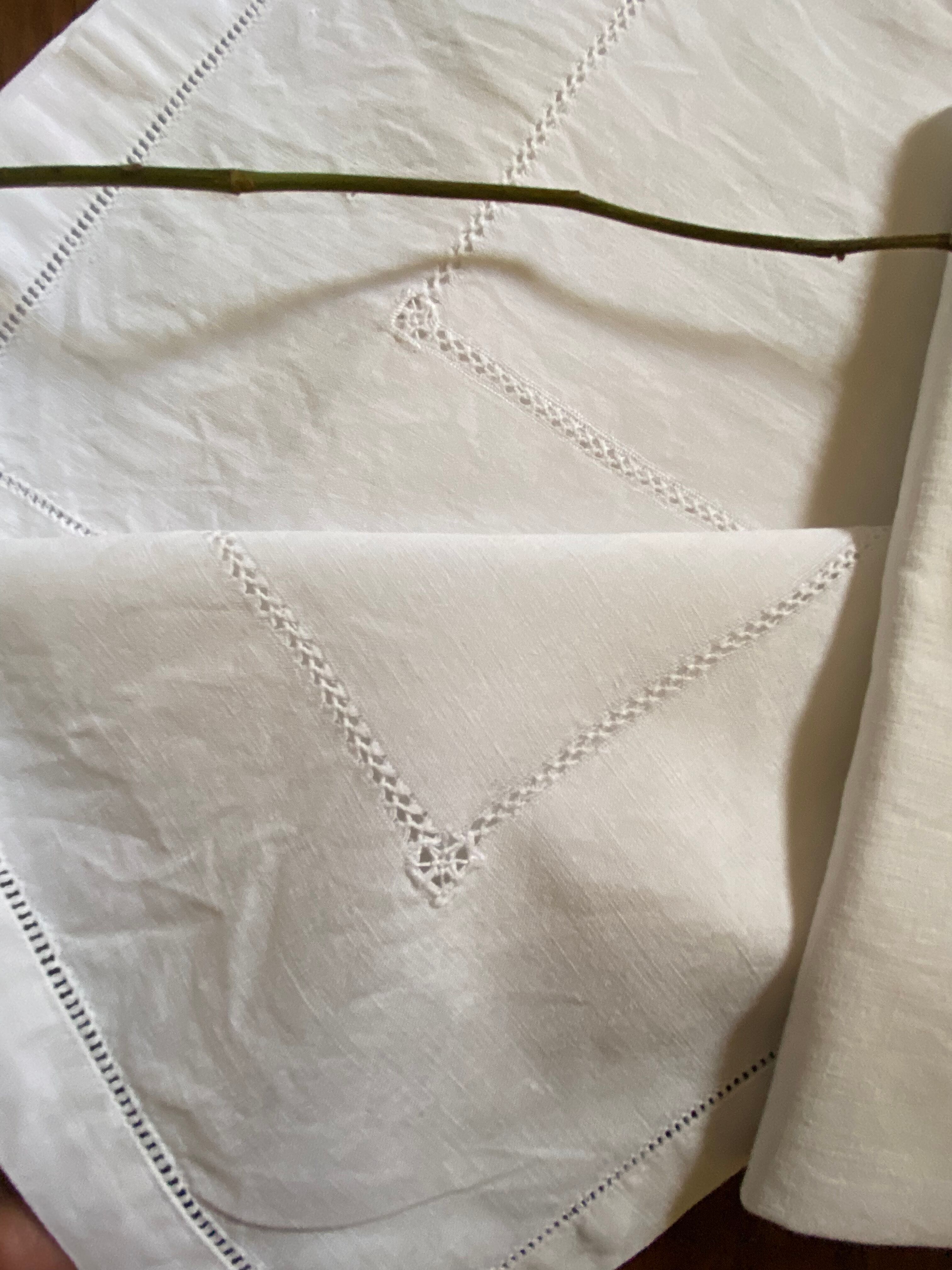 Deux torchons en fil de coton monogramme AP.