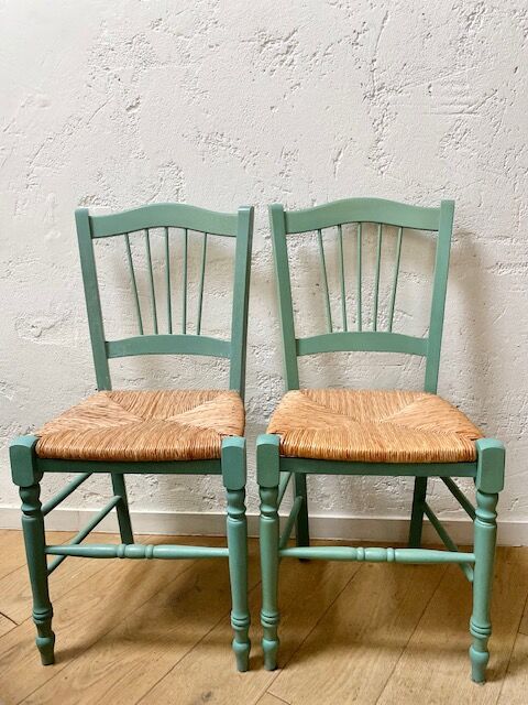 Set of 2 wooden chairs