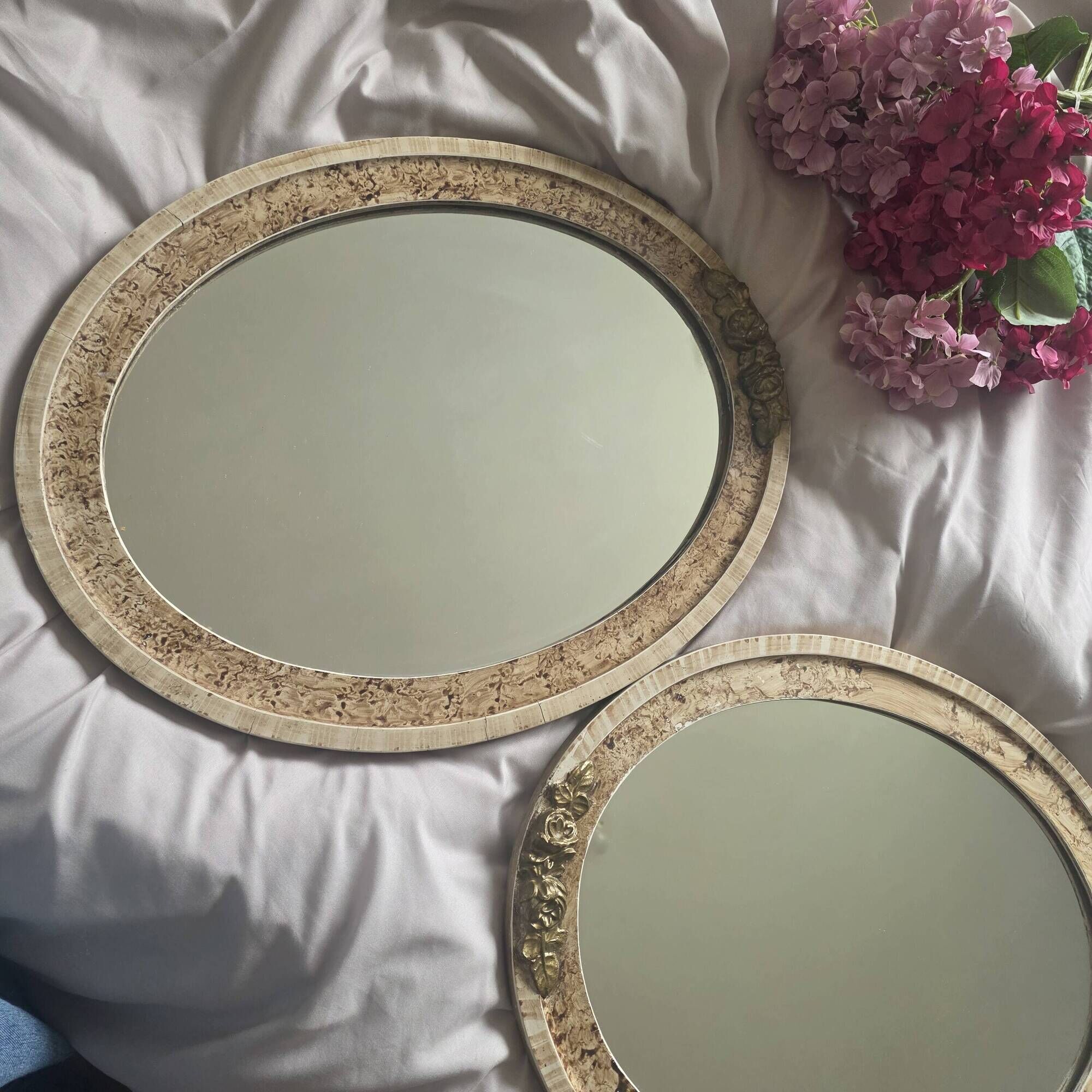 paire de miroirs ovales anciens