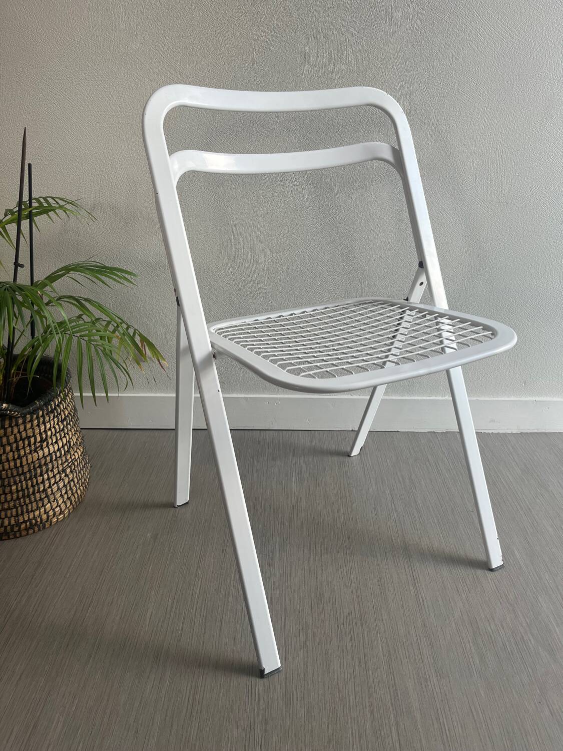 Vintage white folding chair Cidue