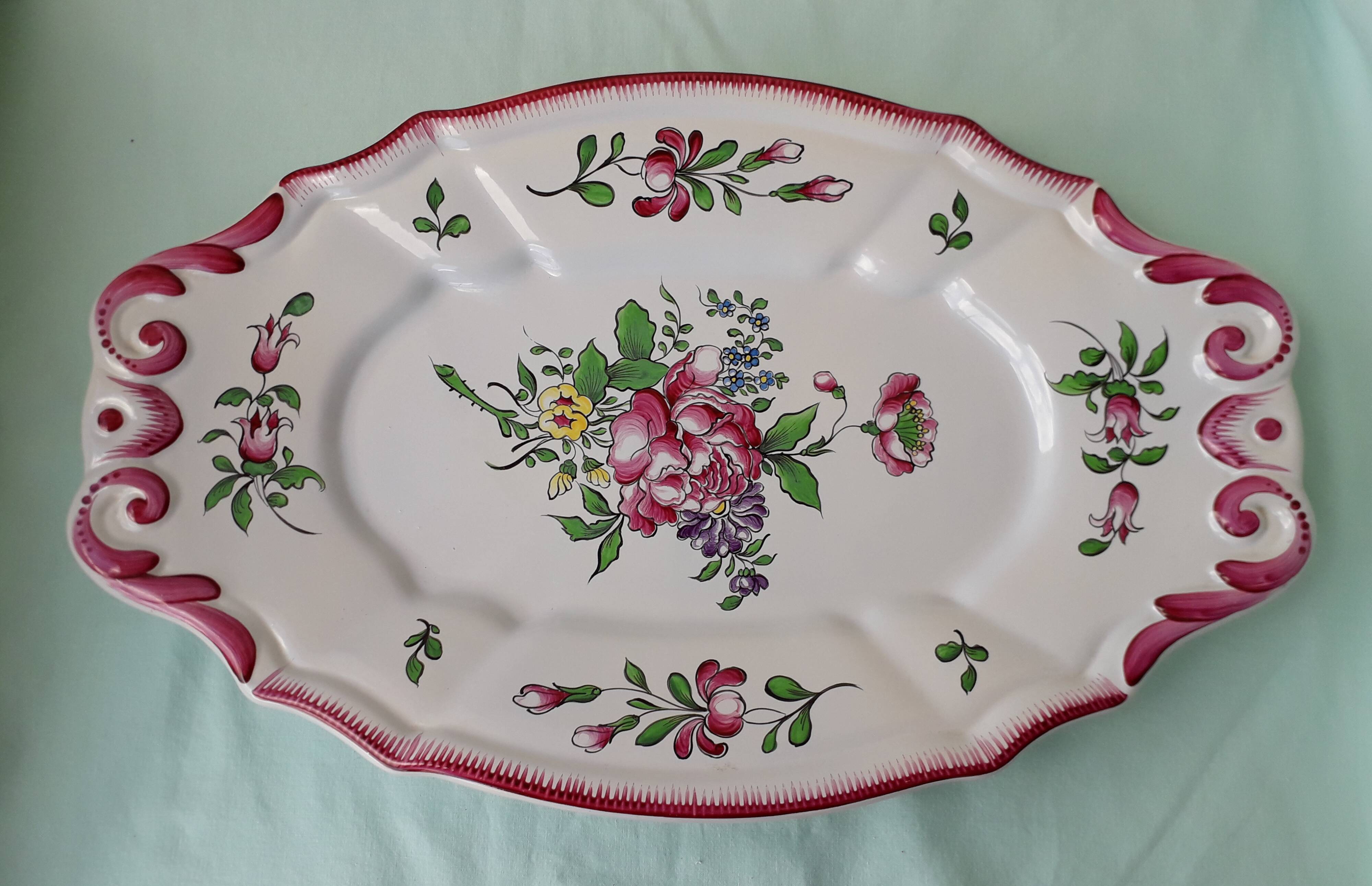 Plat ovale en faïence style Lunéville