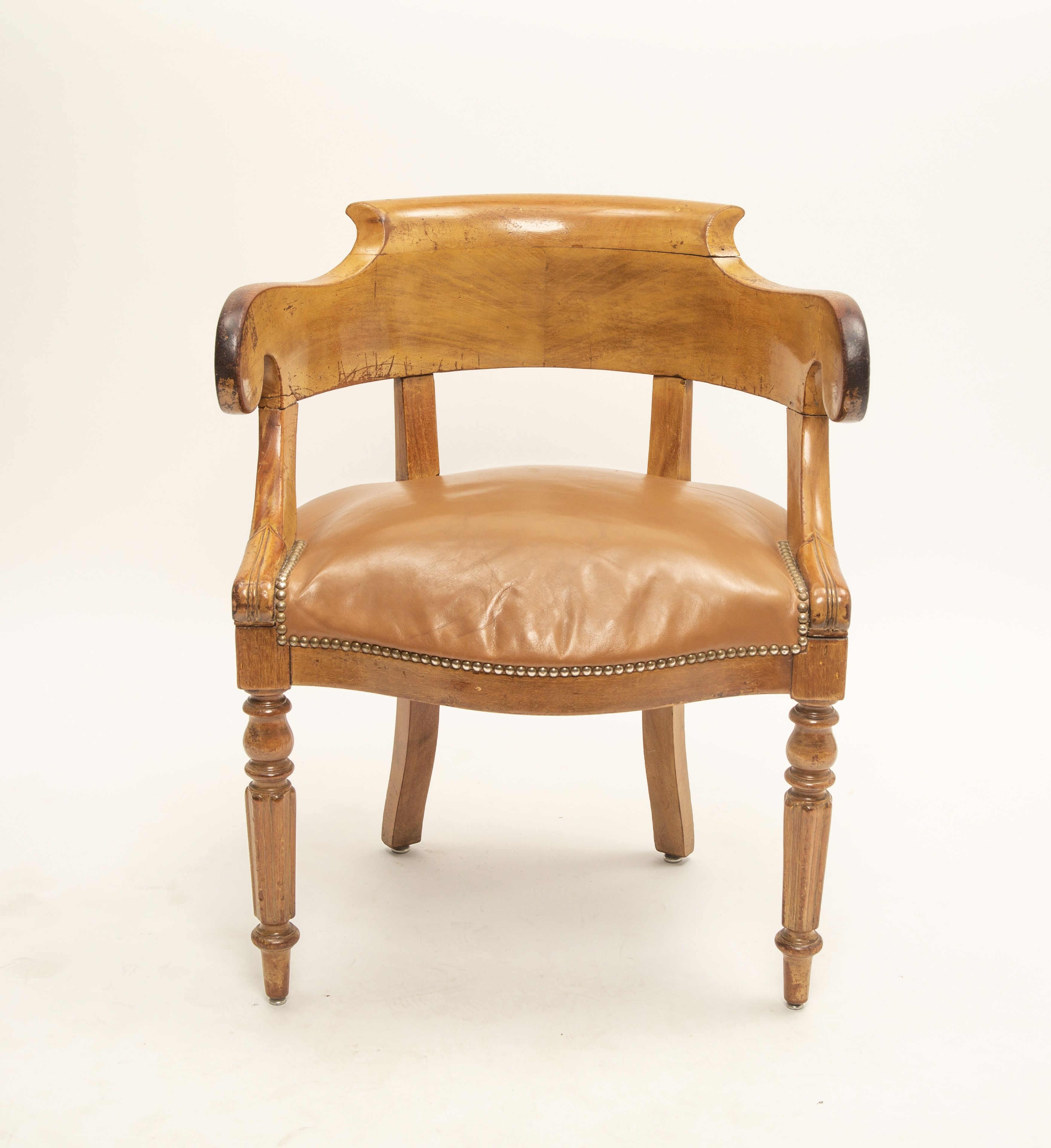 Fauteuil de bureau gondole époque Louis Philippe cuir et bois