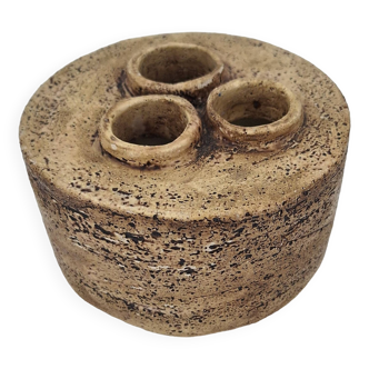 Circular modernist brutalist vase with 3 reserves chamotte sandstone patinated ocher Scandinavian 1970