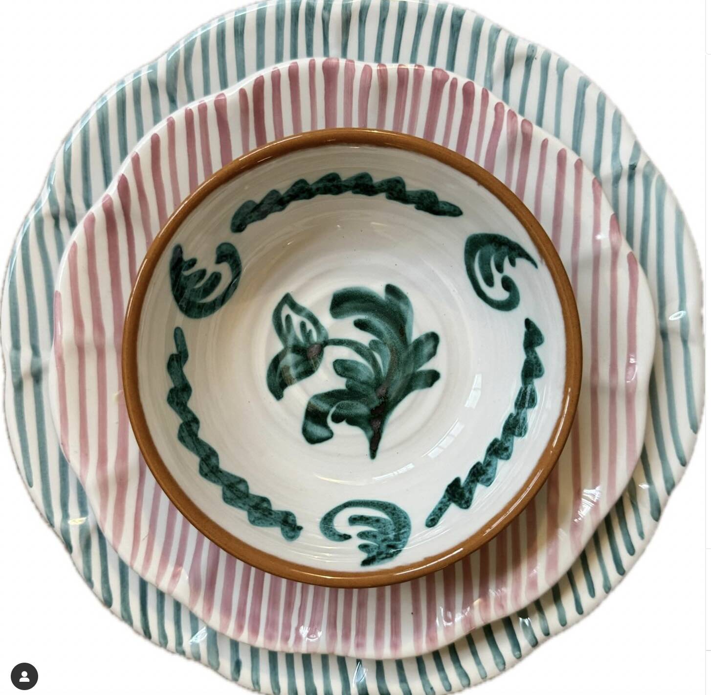Fine burgundy striped plate 25cm