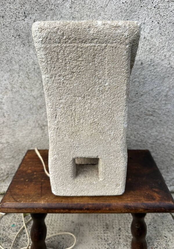 Lampe de table en pierre anthropomorphe brutaliser par Albert Tormos