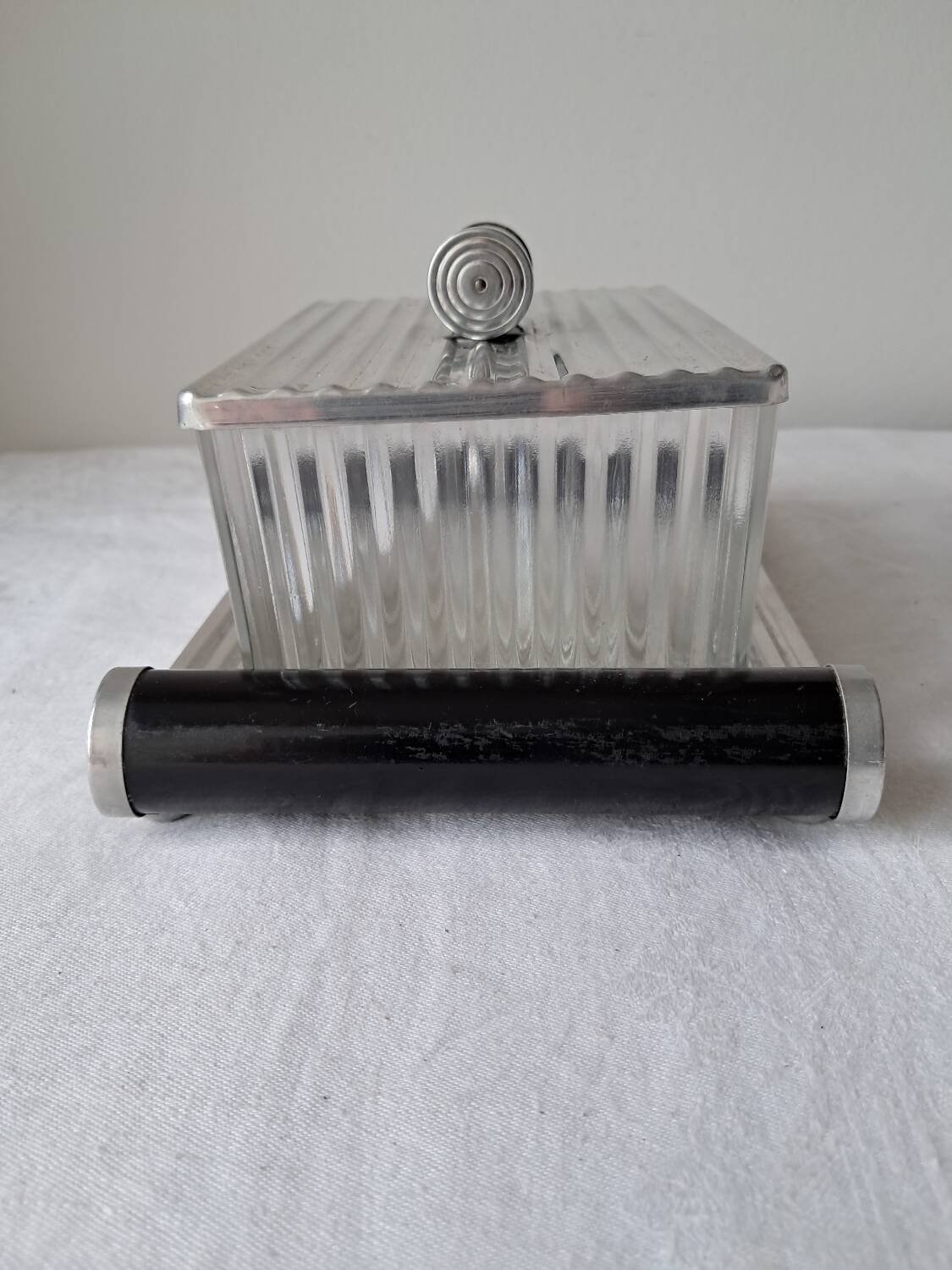 Biscuit tin on its mirrored tray, 1920