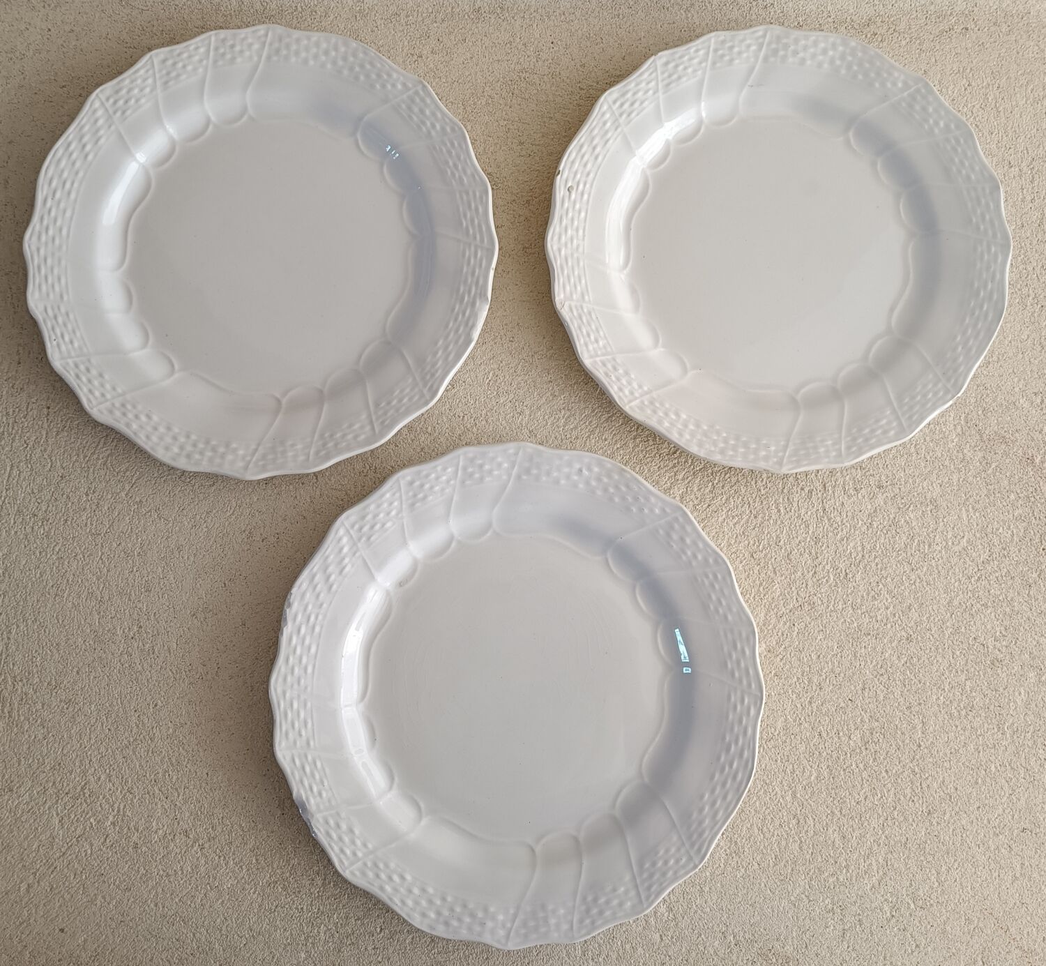 3 plates on board scalloped Moulin des loups