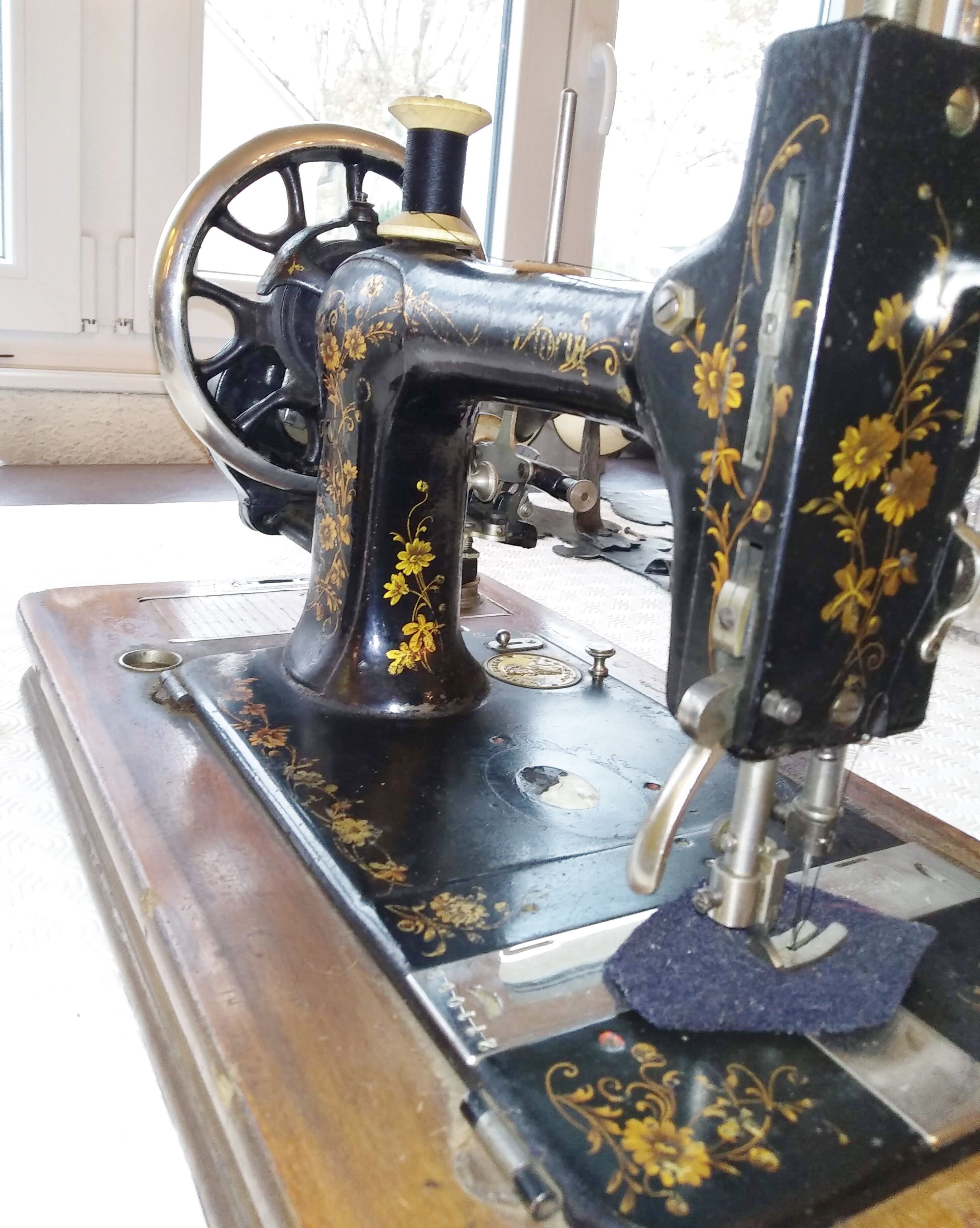 Machine sewing manual and Original portable, Victoria from 1894