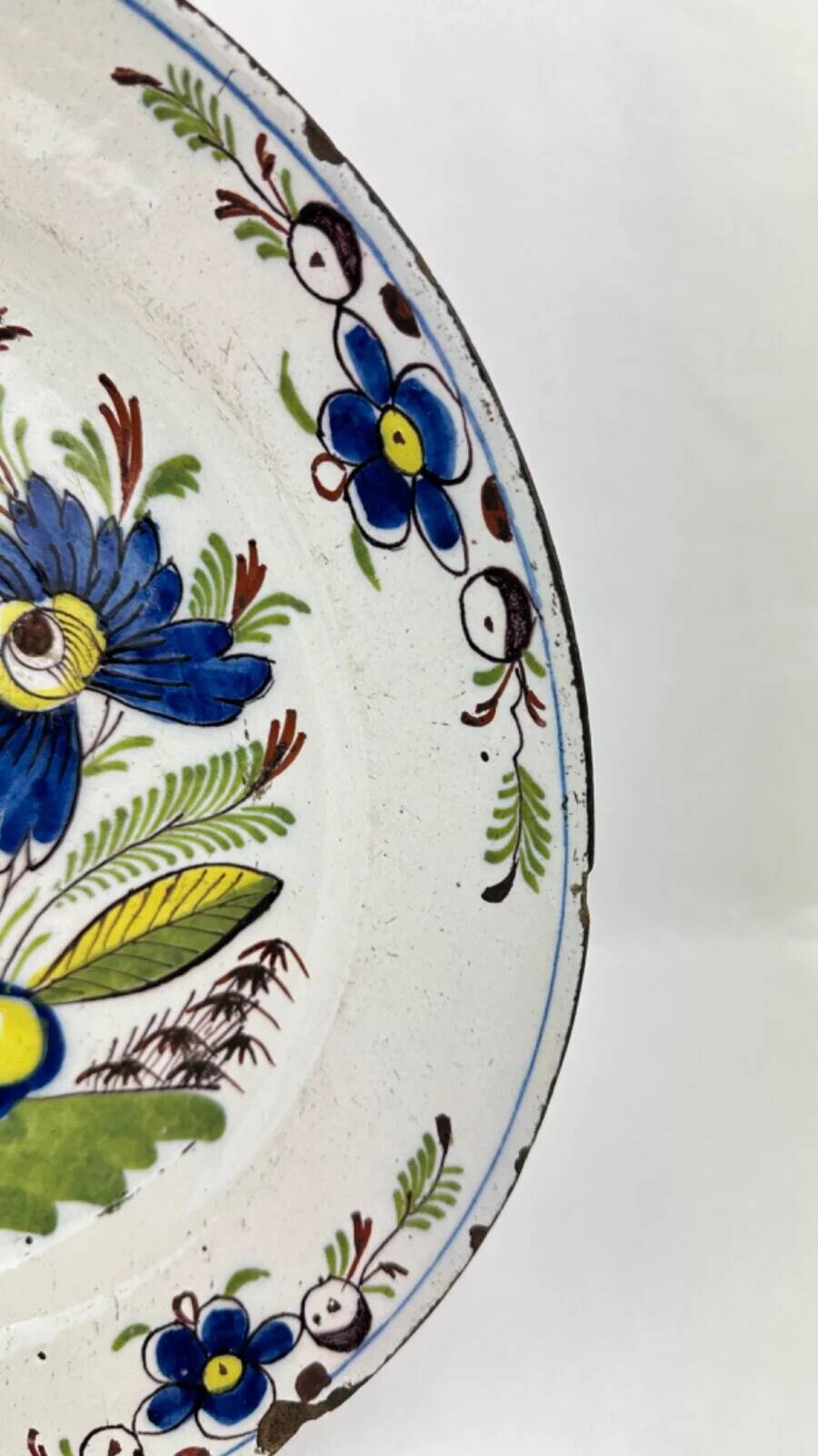 Delftware plate in white and blue with floral decoration, 18th century, Ø 36.5 cm