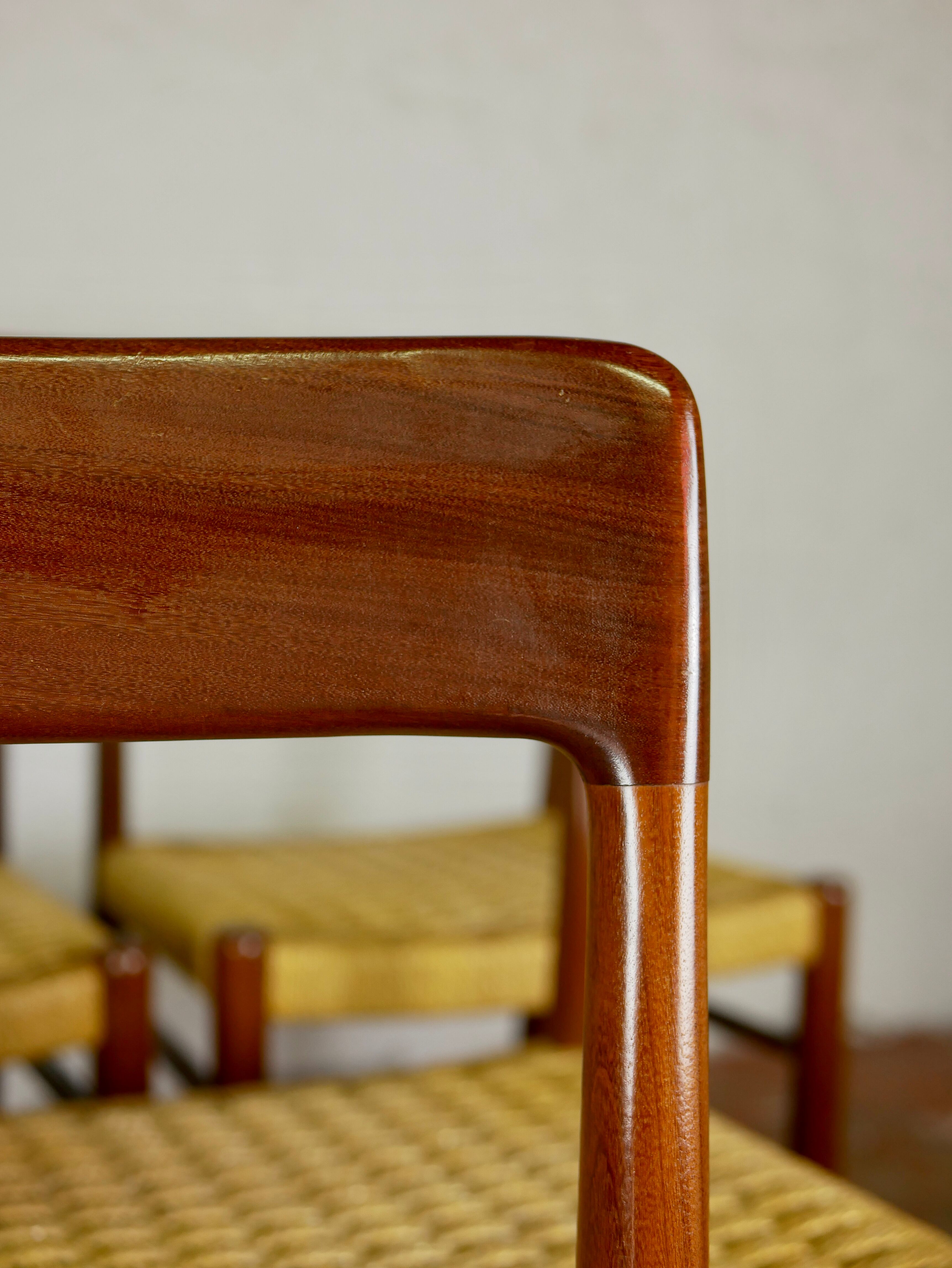 Suite de 6 chaises scandinaves en corde et teck