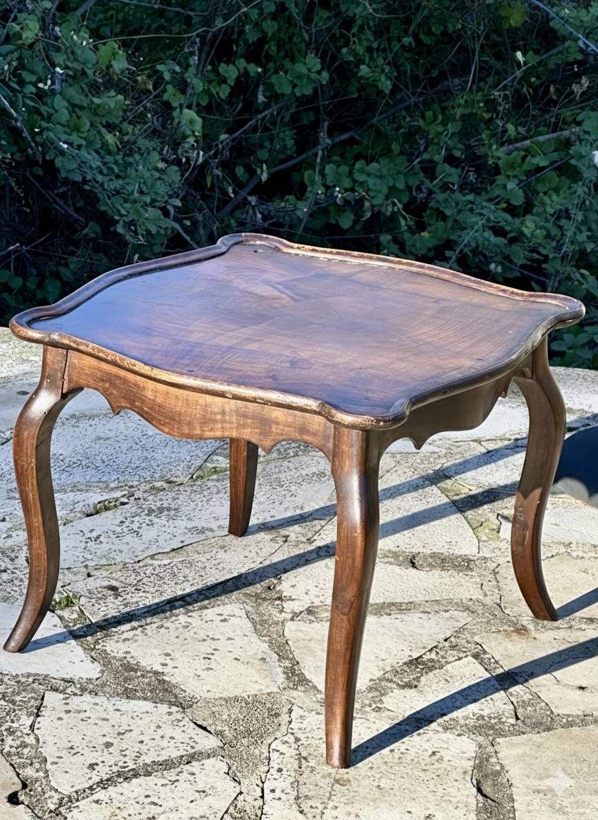 Walnut coffee table in Louis XV style, 19th century.