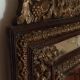 Miroir parecloses bois et métal repoussé