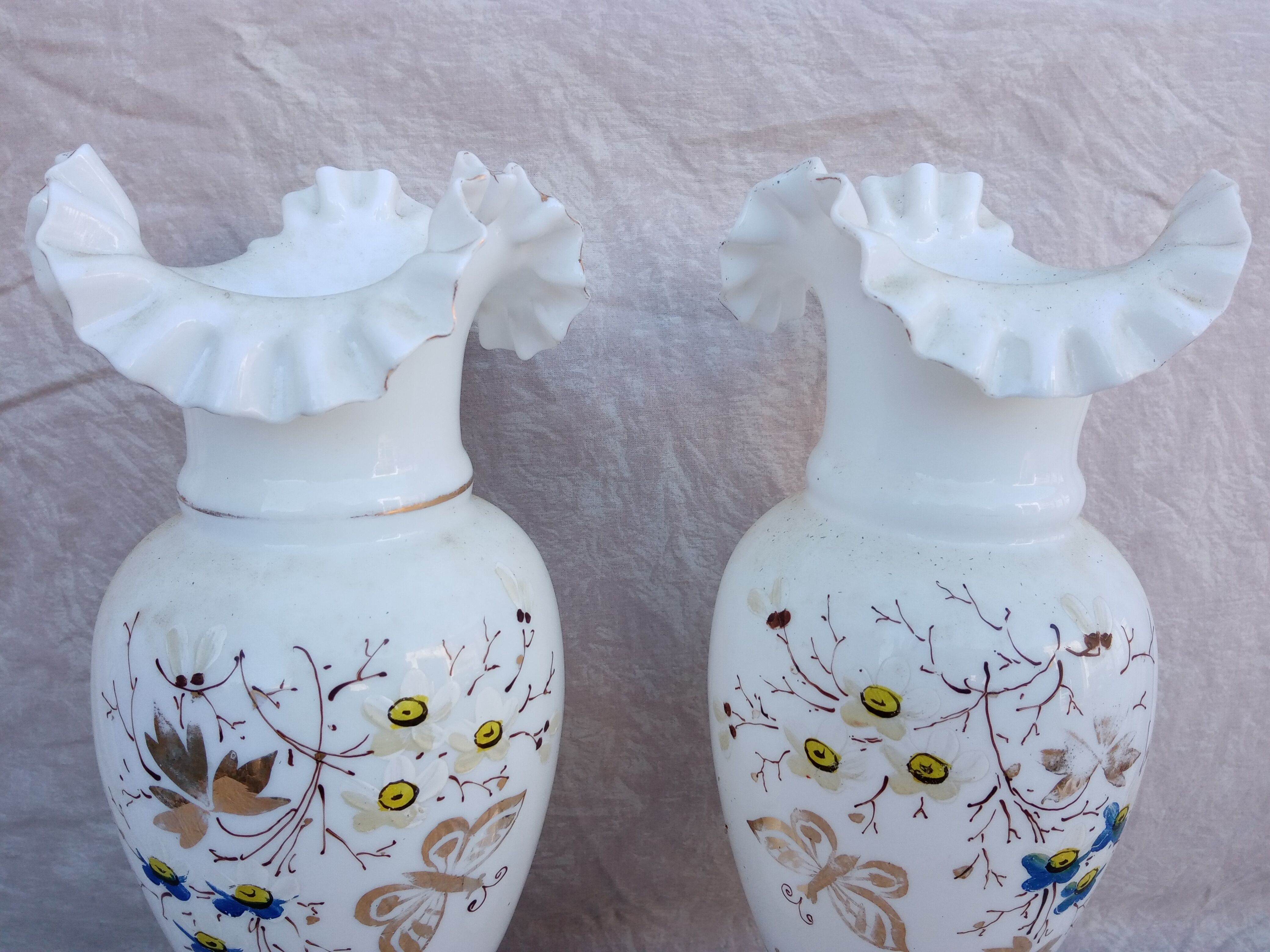 Pair of vase in white opaline