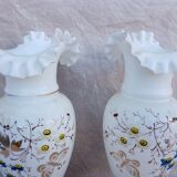 Paire de vases en opaline blanche