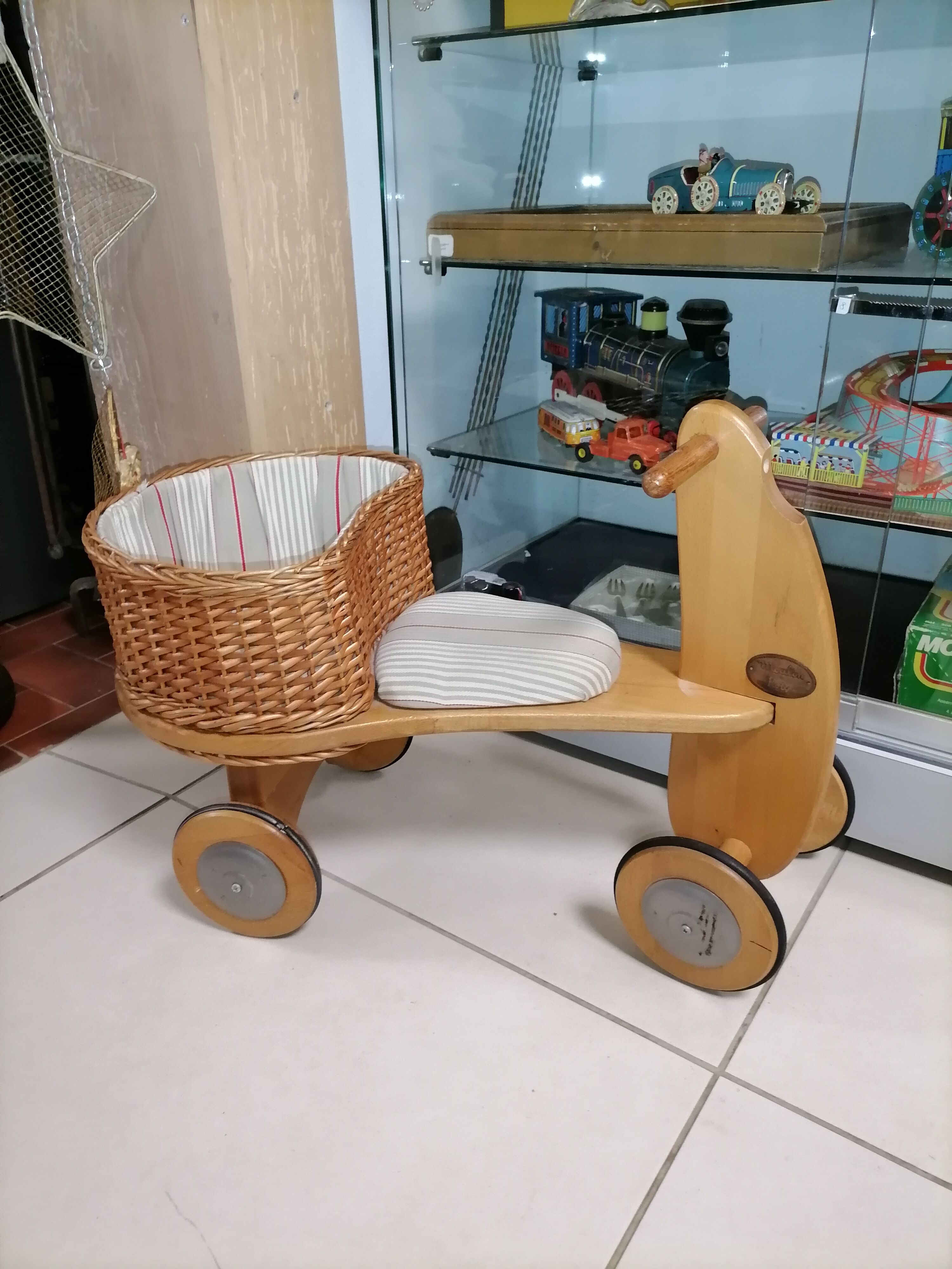 Vintage carrier trotter