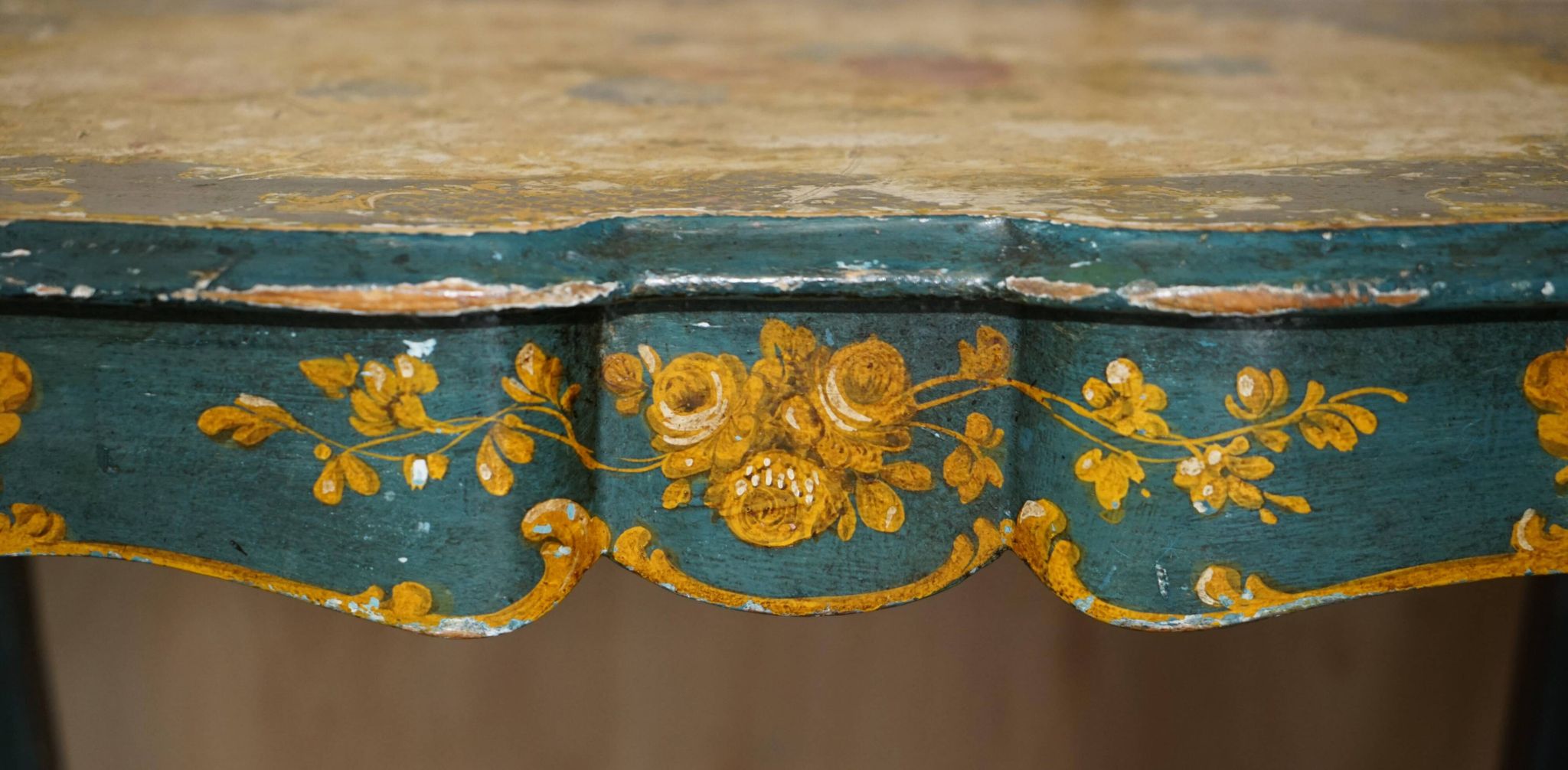 Paire de chaises Regency antiques et table assortie