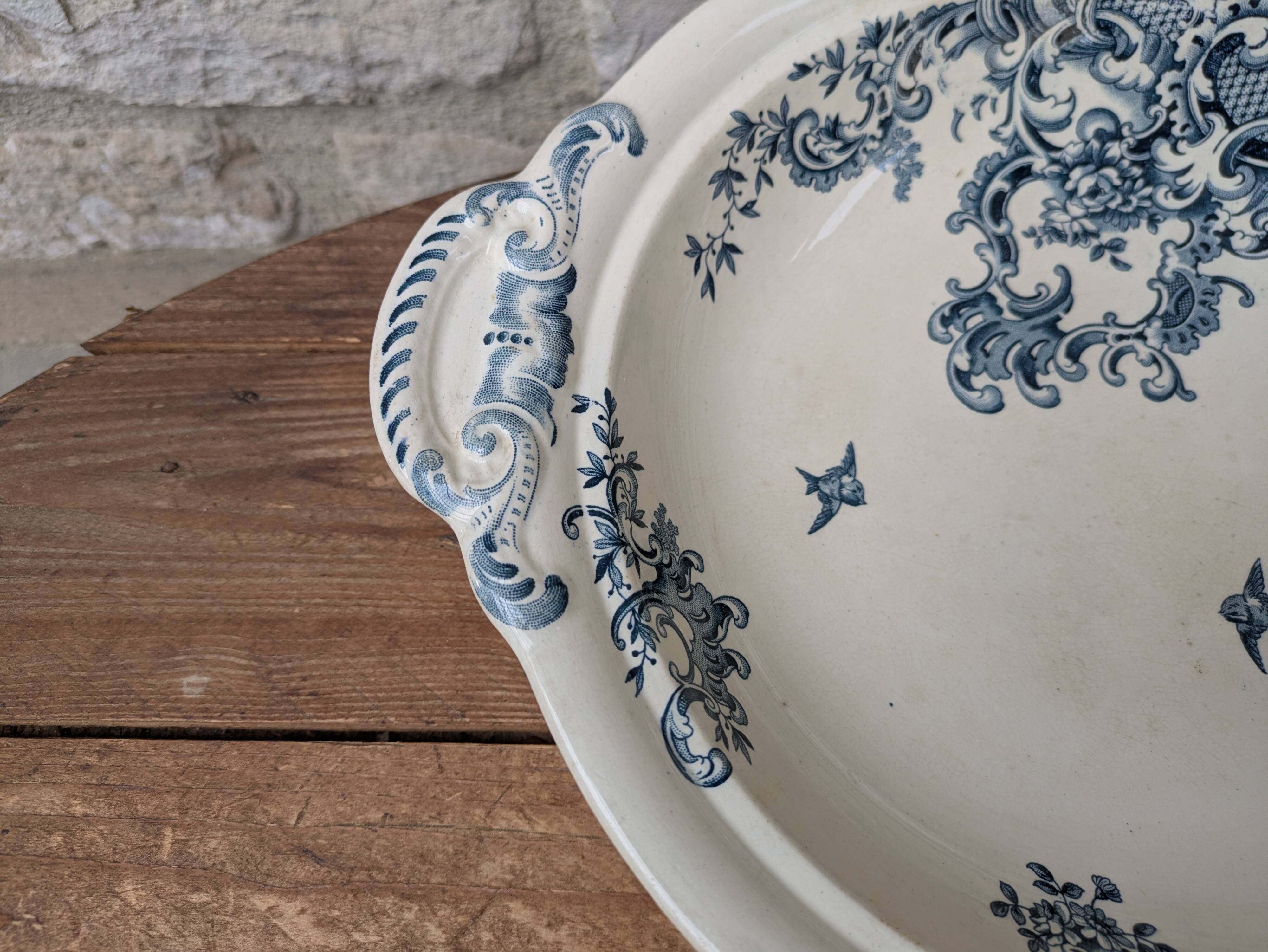 Shallow round plate Boch Frères model Regent with arabesque and foliage decoration.