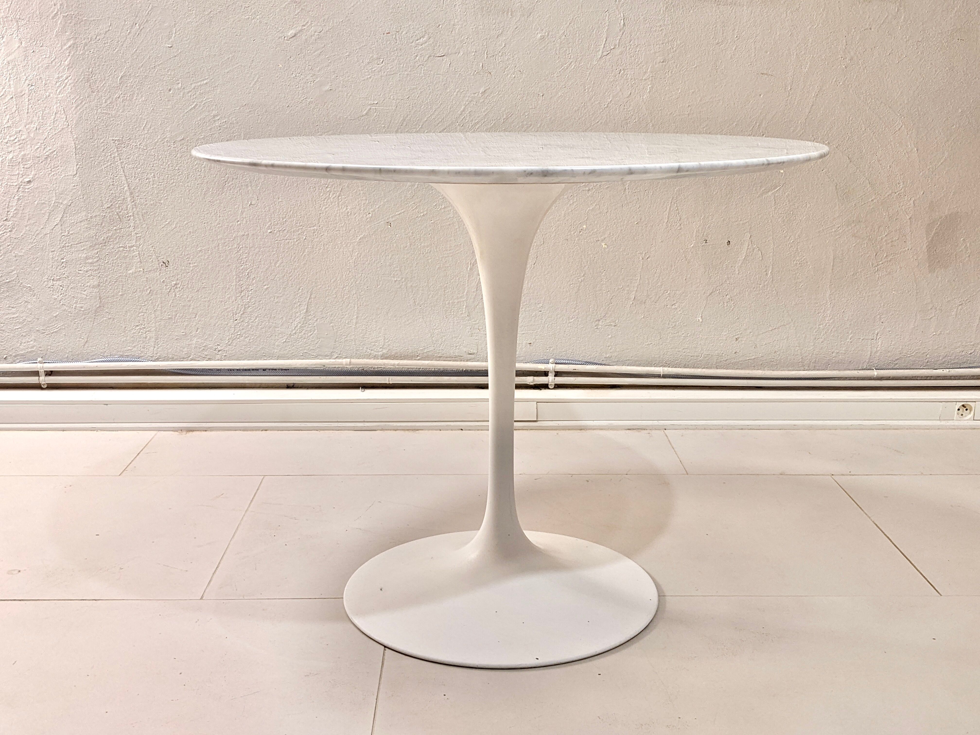 Round table in Carrara marble by Eero Saarinen for Knoll