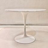 Round table in Carrara marble by Eero Saarinen for Knoll