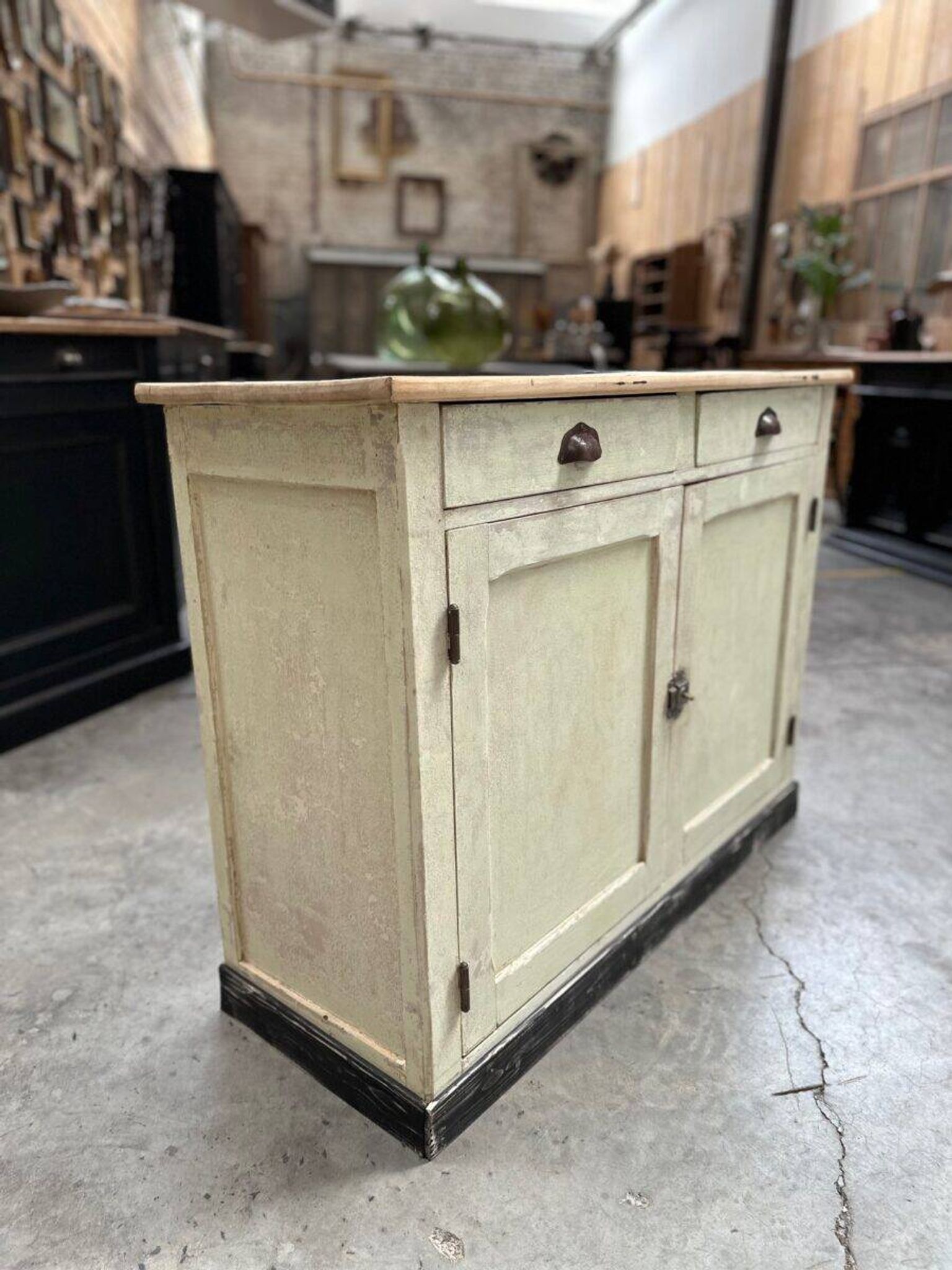 Buffet with 2 doors from the early 20th century.