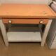 Table de cuisine vintage en bois orange et blanc avec tiroir et étagère basse