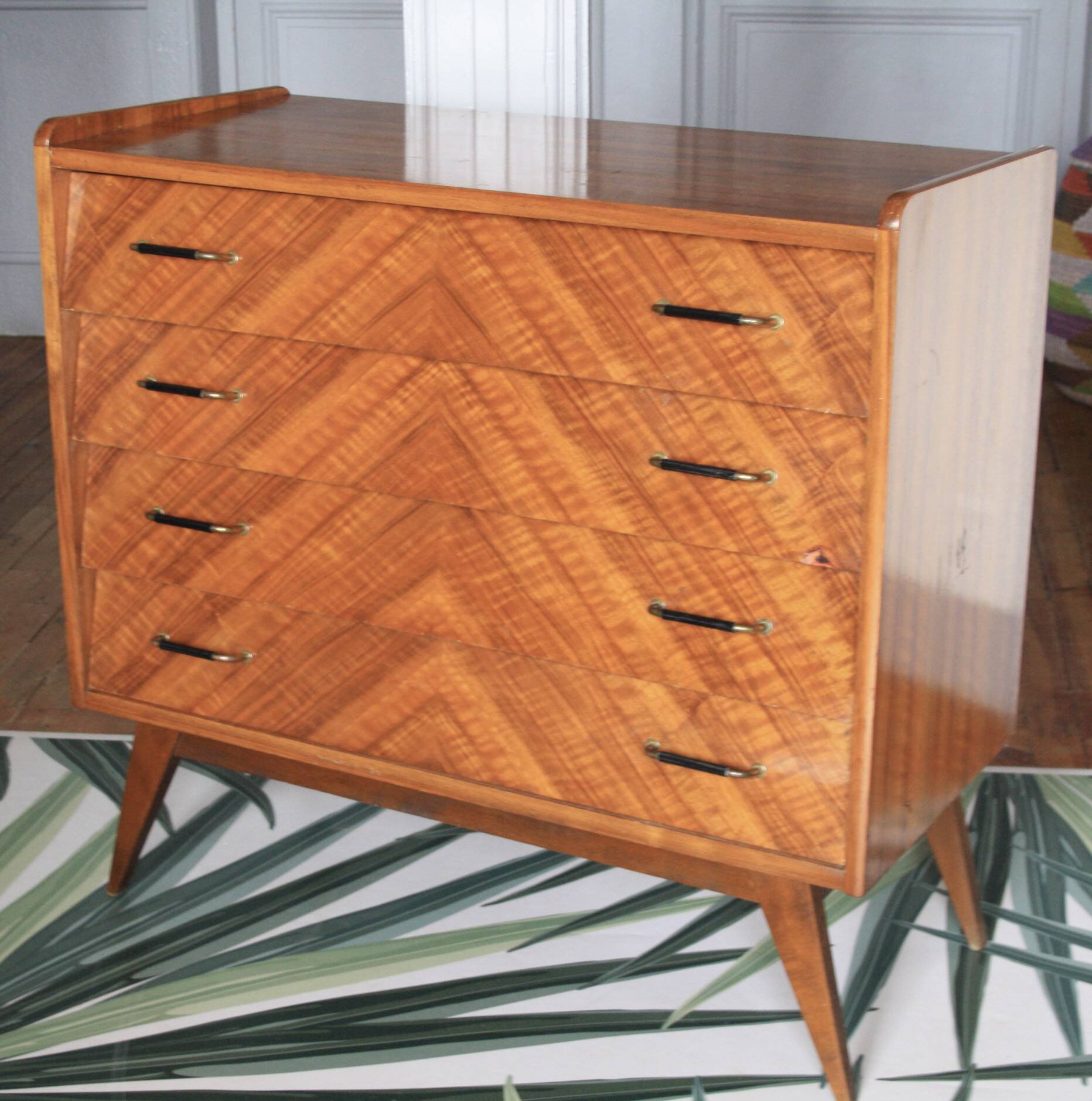 Commode en bois pieds compas