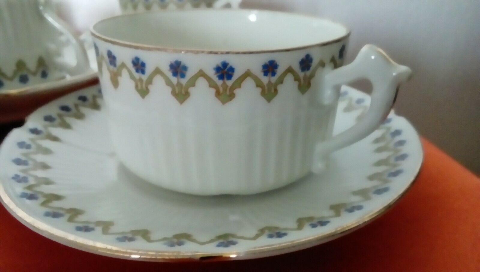 Tasses à café en porcelaine côtelé décor aux bleuets barbeau