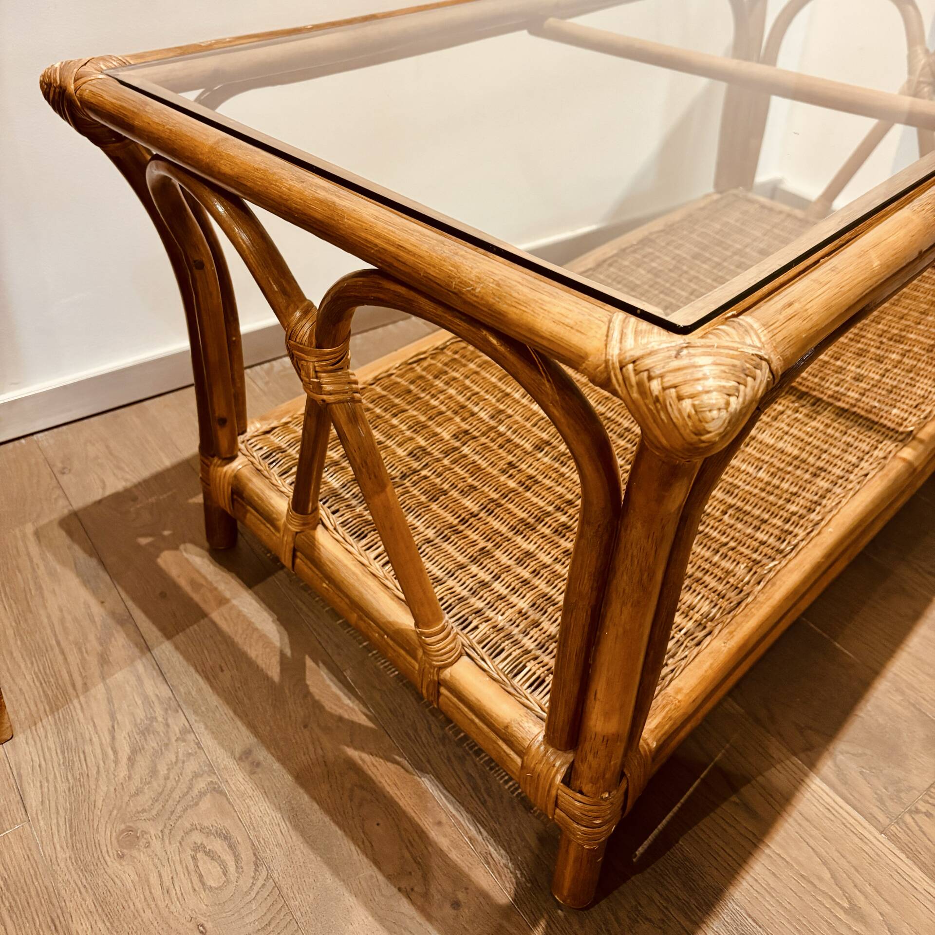 Grande table basse bambou et osier vintage