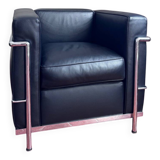Black leather designer armchair – an elegant piece