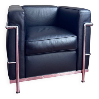 Black leather designer armchair – an elegant piece