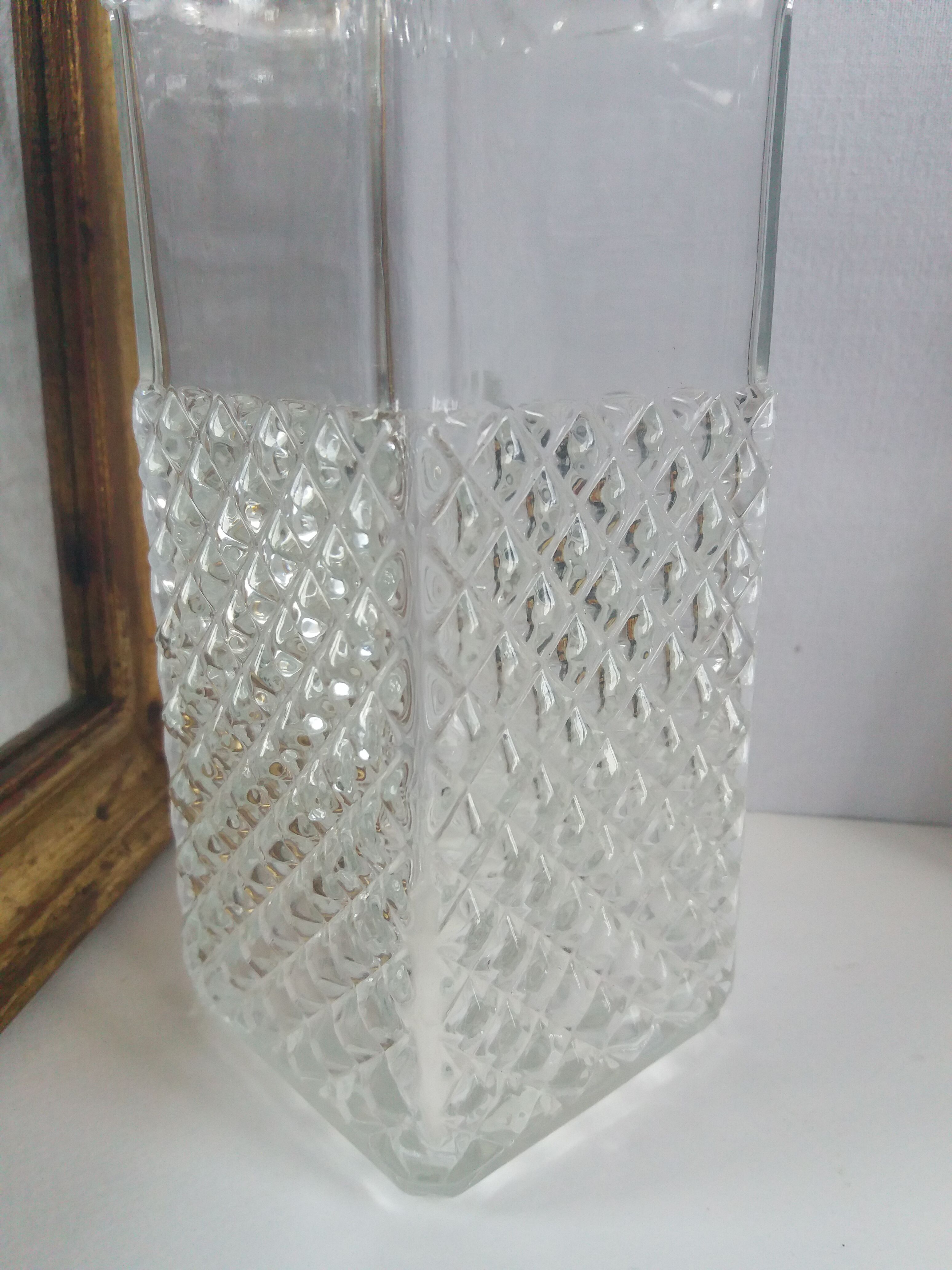 Diamond-tipped whisky carafe