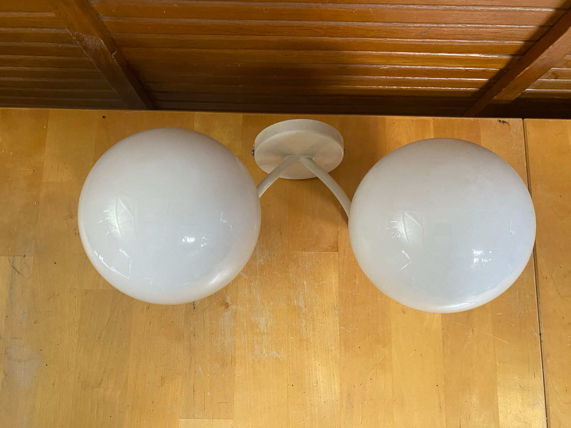 Double Minimalist Opaline Ball Wall Light + White Metal Support 80