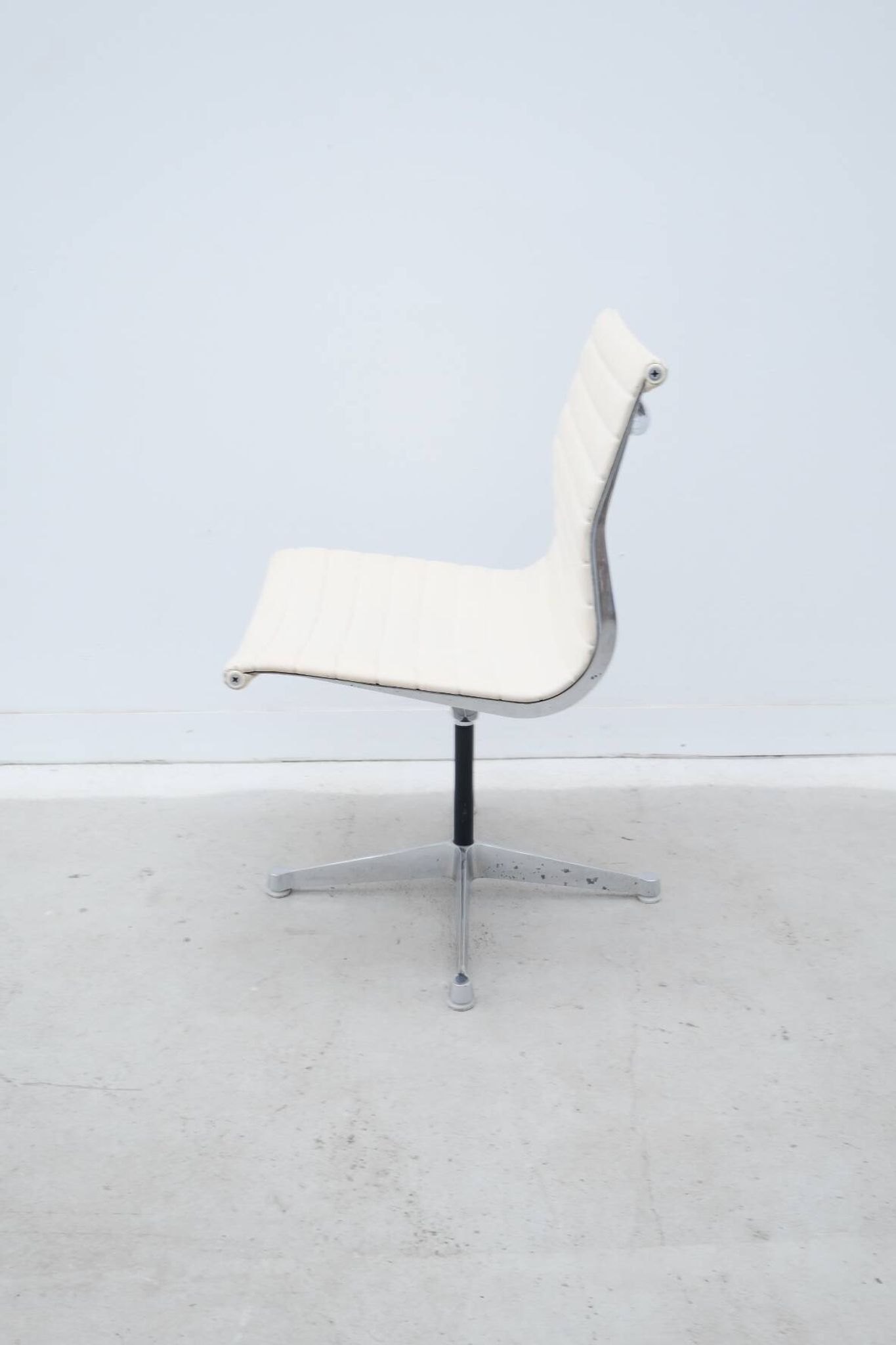 Charles & Ray Eames "EA 105" chairs for Herman Miller in leather, 1970