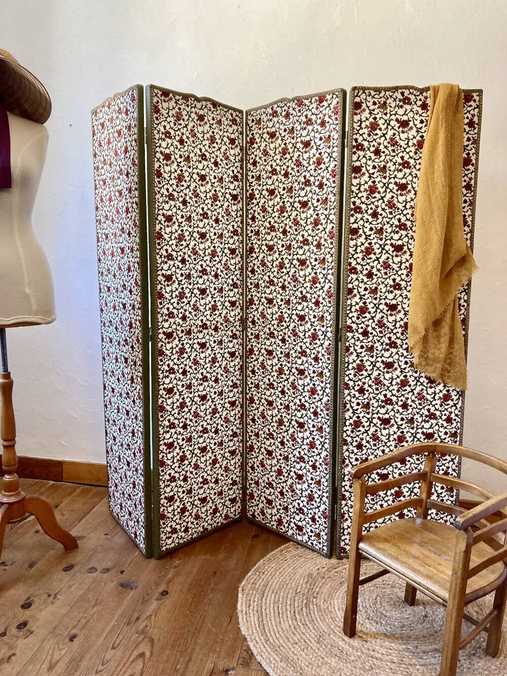 Antique 4-panel screen in pine, restored, "Grand Teint furniture" fabric.