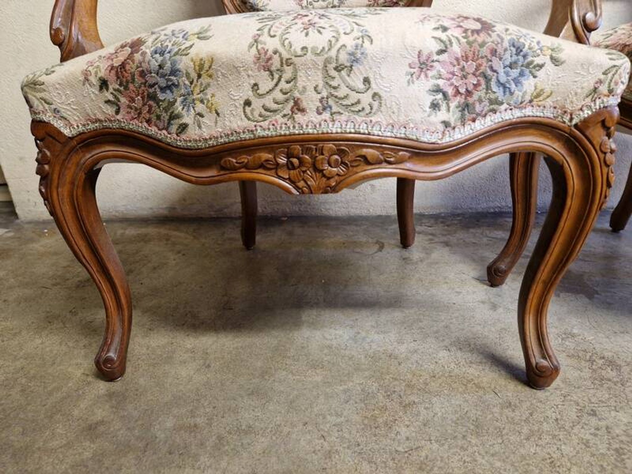 Pair of Louis XV style armchairs - In carved and moulded wood with flowers
