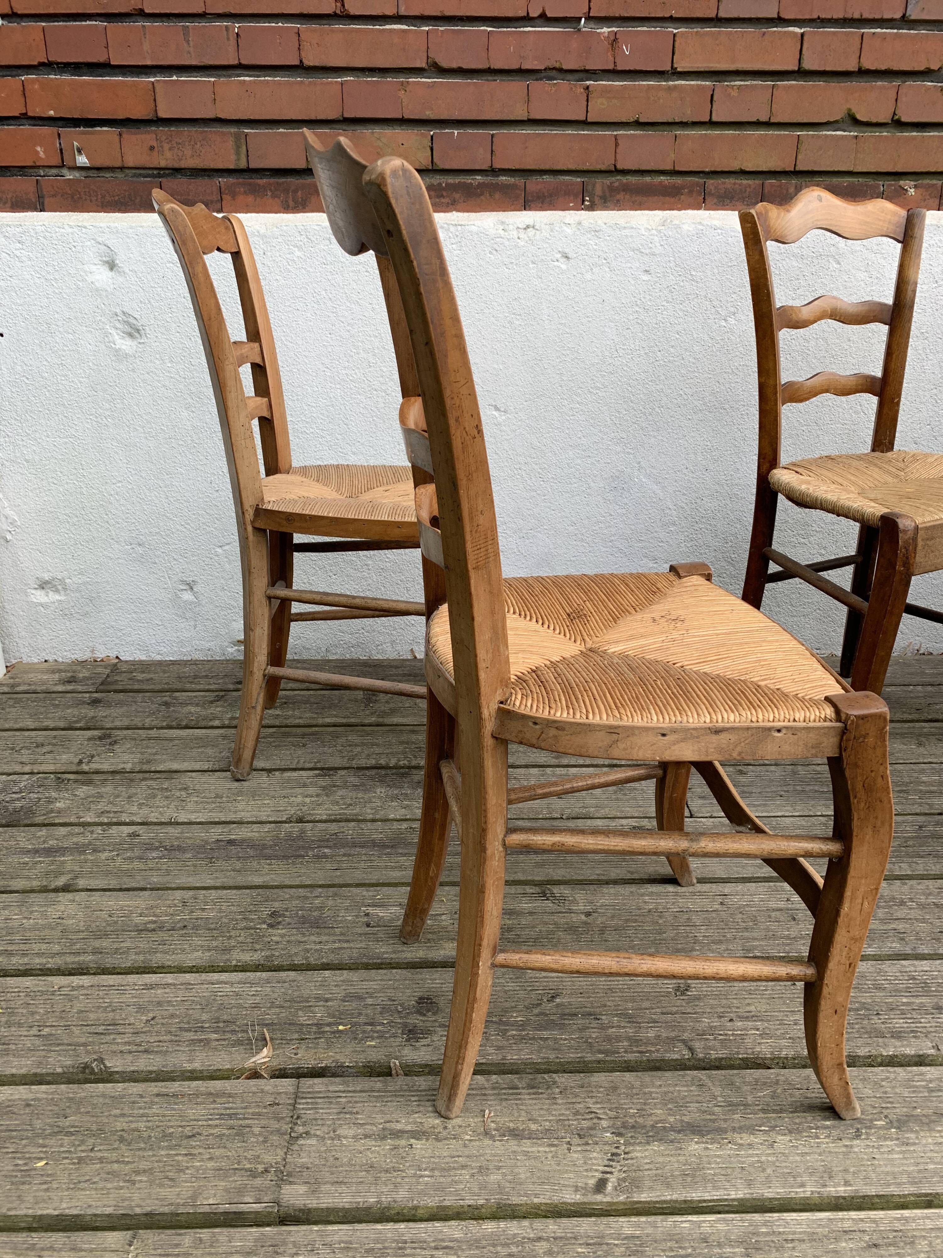 Lot of 7 mulched chairs