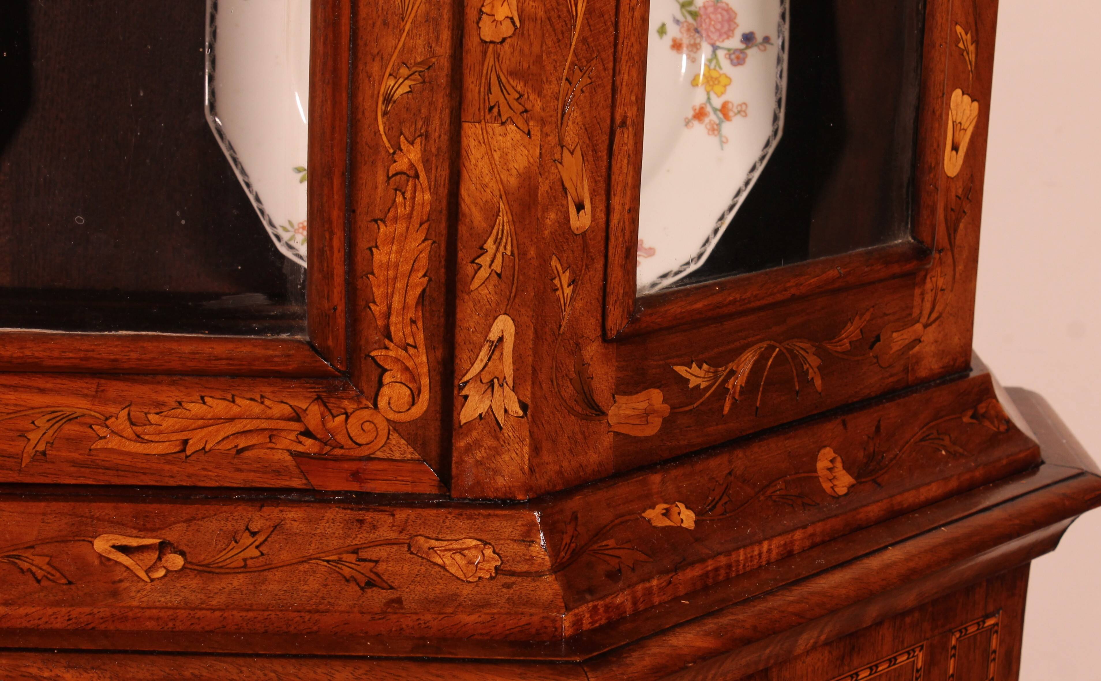 Vitrine hollandaise en marqueterie circa 1800