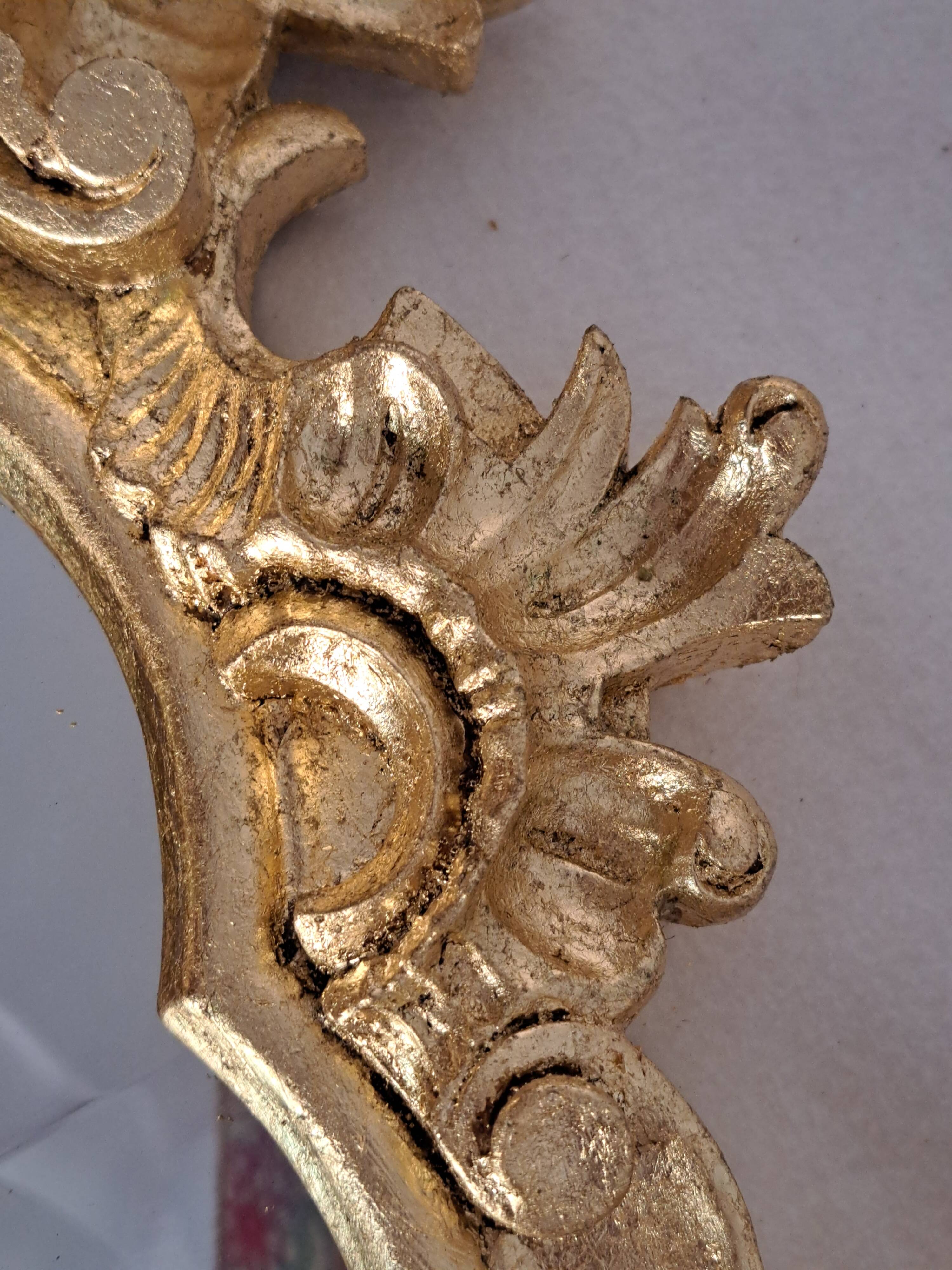 Miroir en bois et doré à la feuille doré