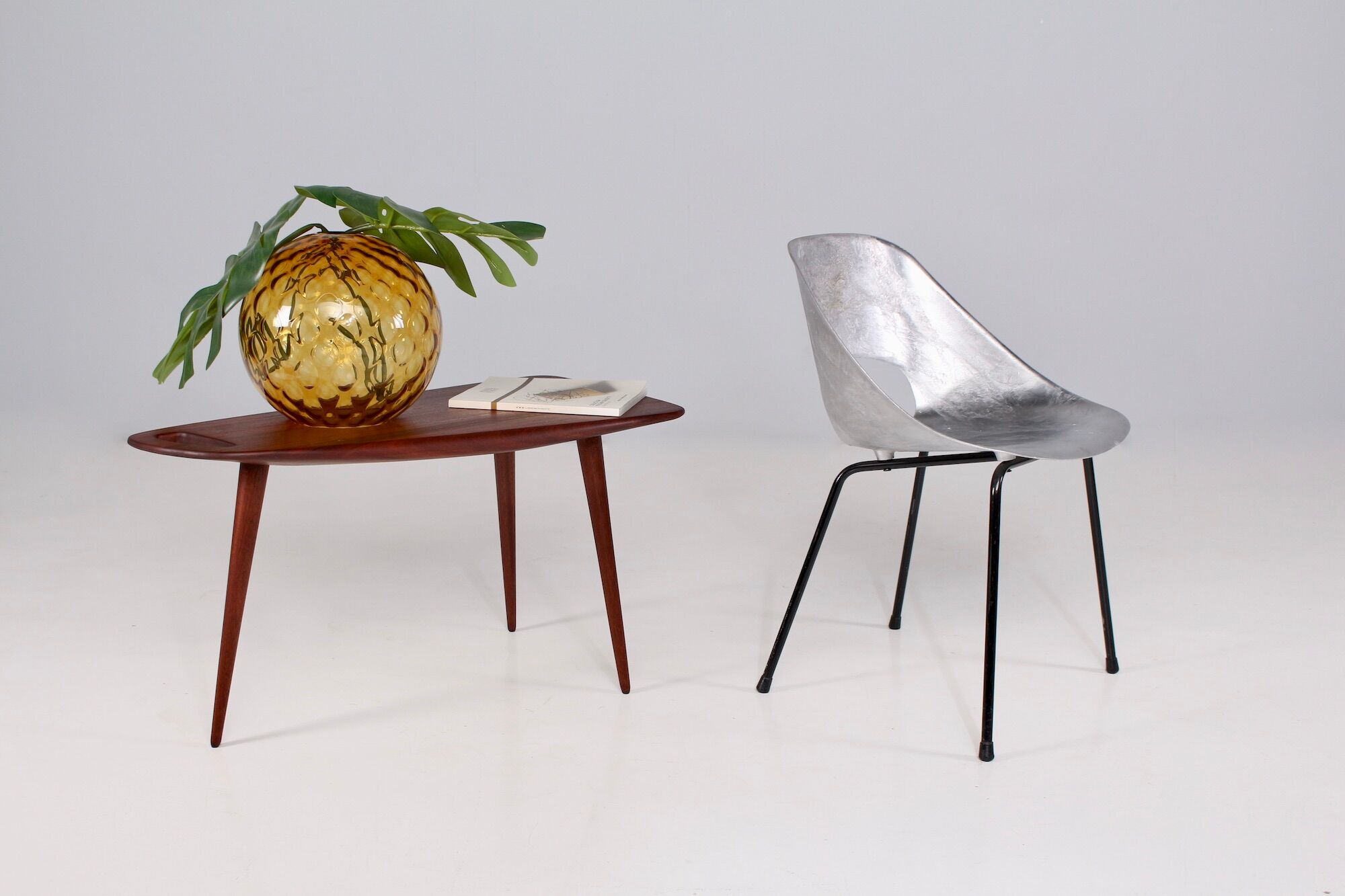 “Model 44” tripod coffee table Pierre Cruège