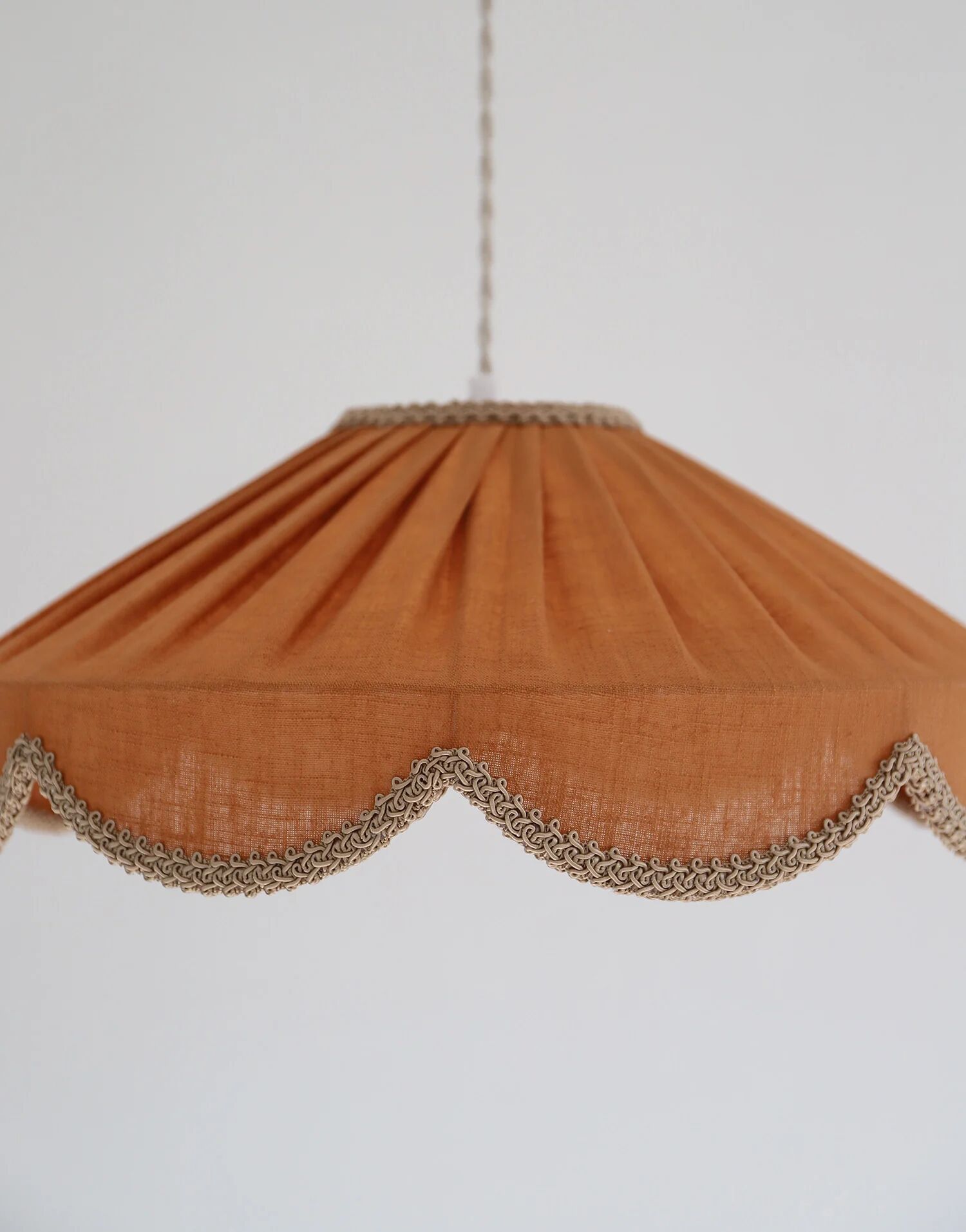 Suspension in a solid floral shape Cosette "caramel"