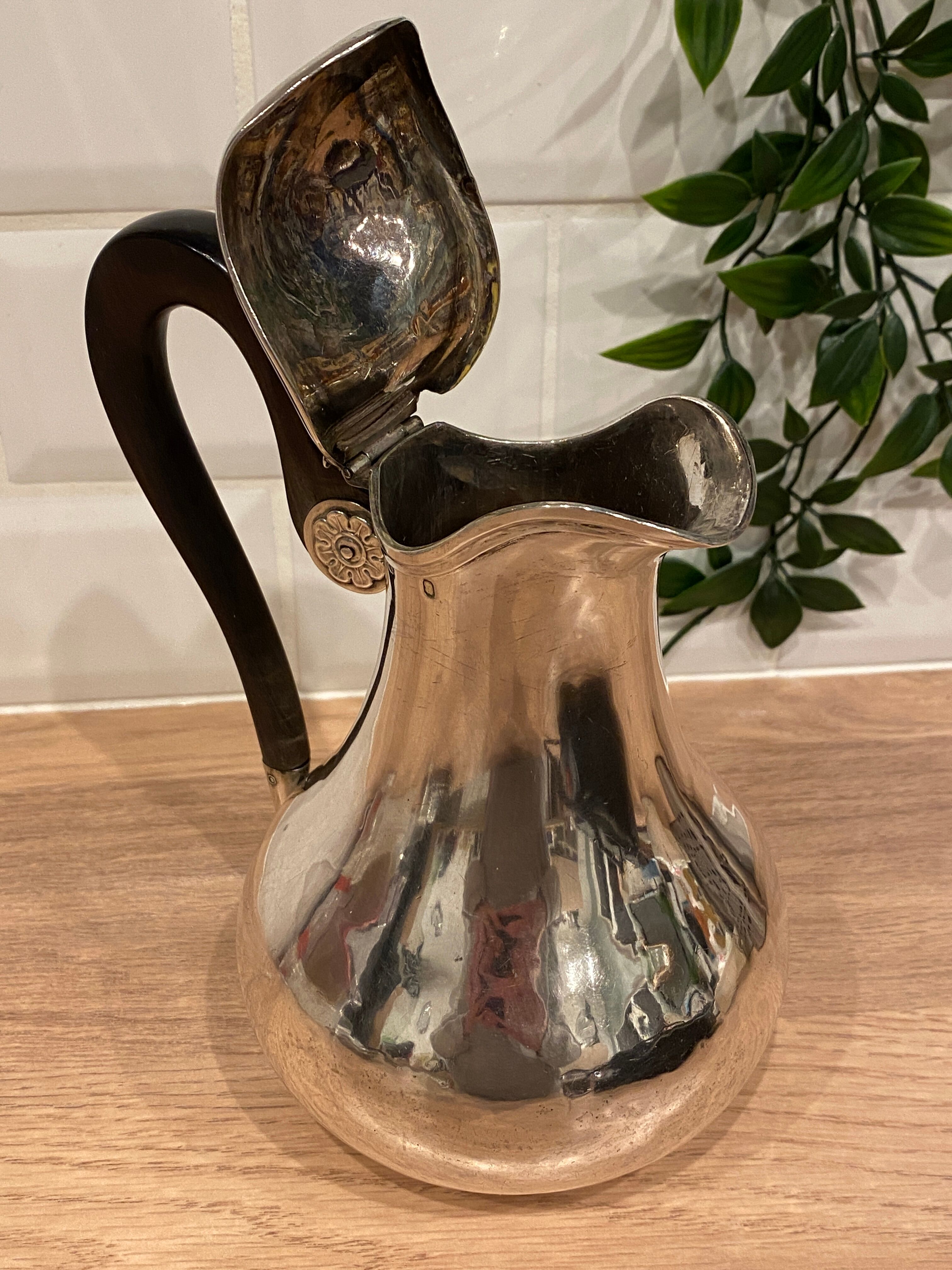 Silver pourer Jean-Pierre Bibron