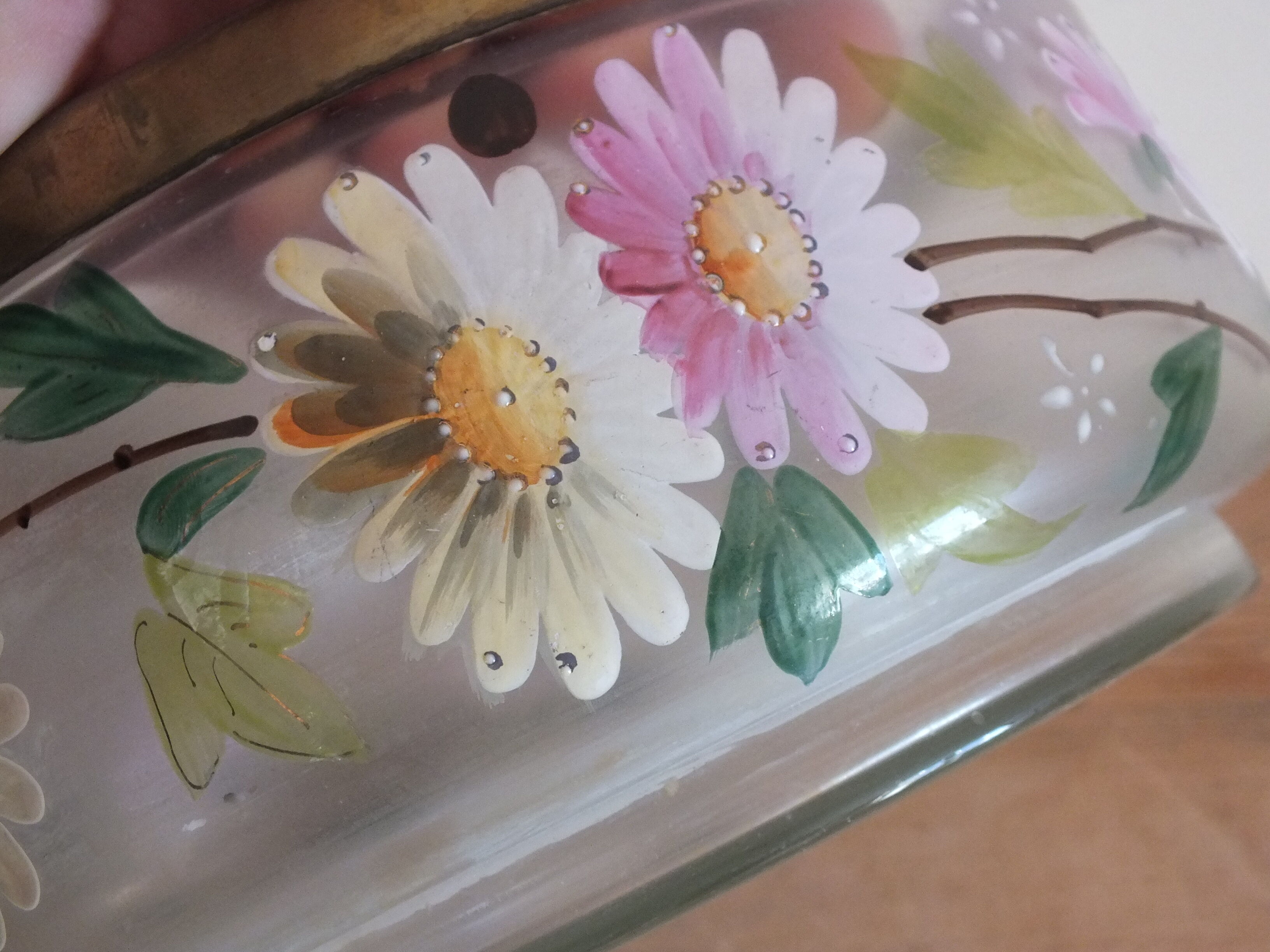 Saladier ancien en verre émaillé et cerclage laiton