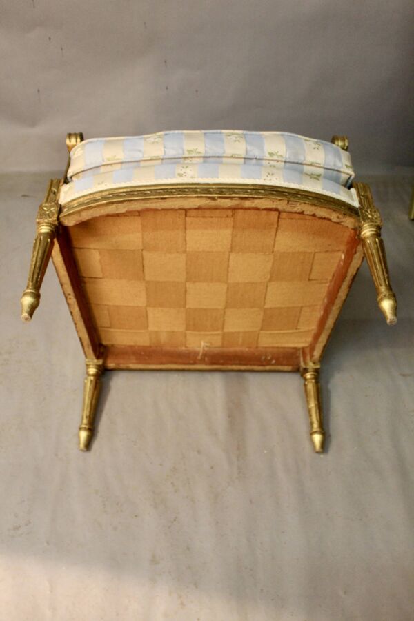 Bergère à oreilles de style louis xvi en bois doré