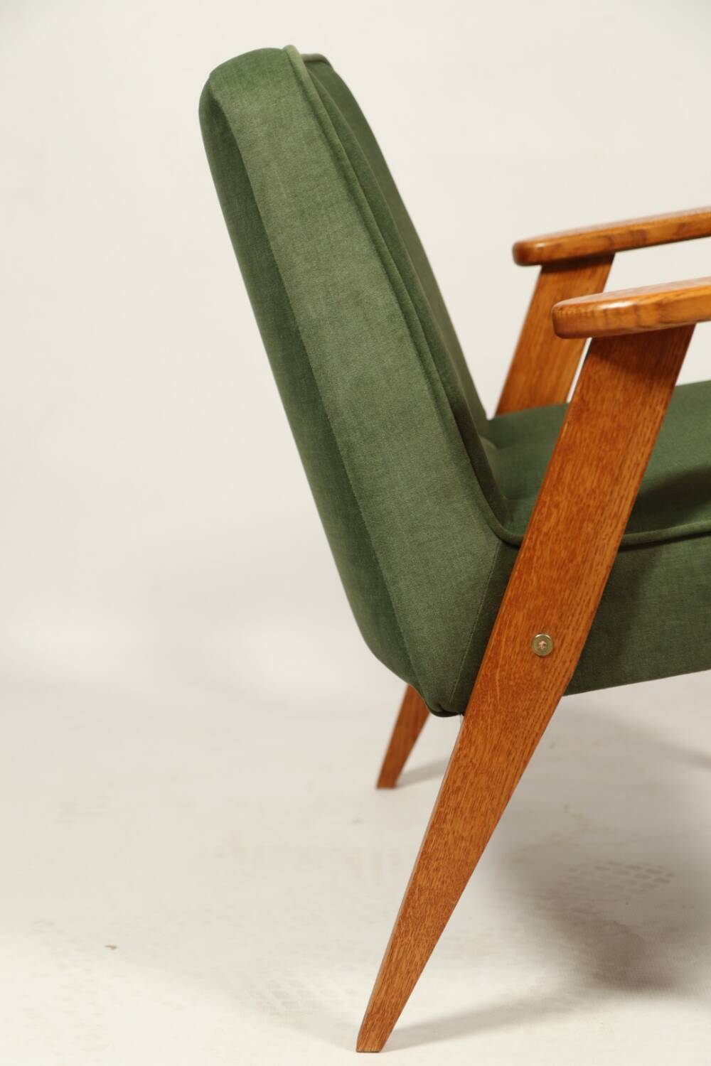 Fauteuil vintage moderne chêne clair vert royal 1962 design par Chierowski