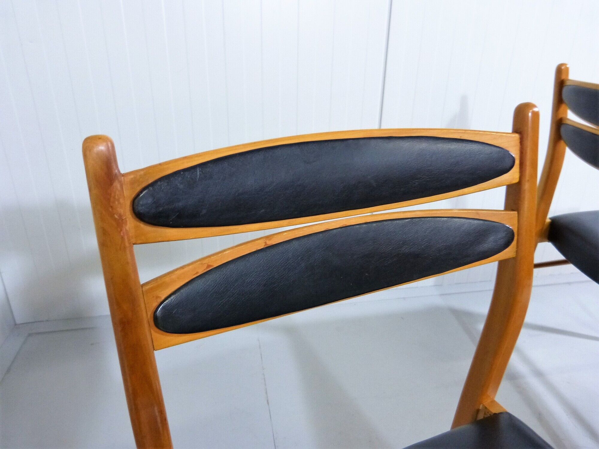 Set of 6 dining chairs in beech & black leather 1960’s